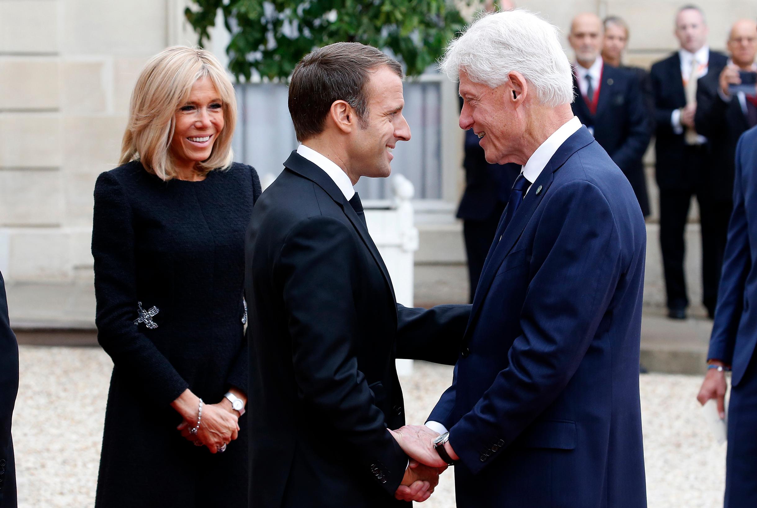 Emmanuel ja Brigitte tervehtivät Yhdysvaltain entistä presidenttiä Bill Clintonia Jacques Chiracin hautajaisissa syyskuussa 2019.