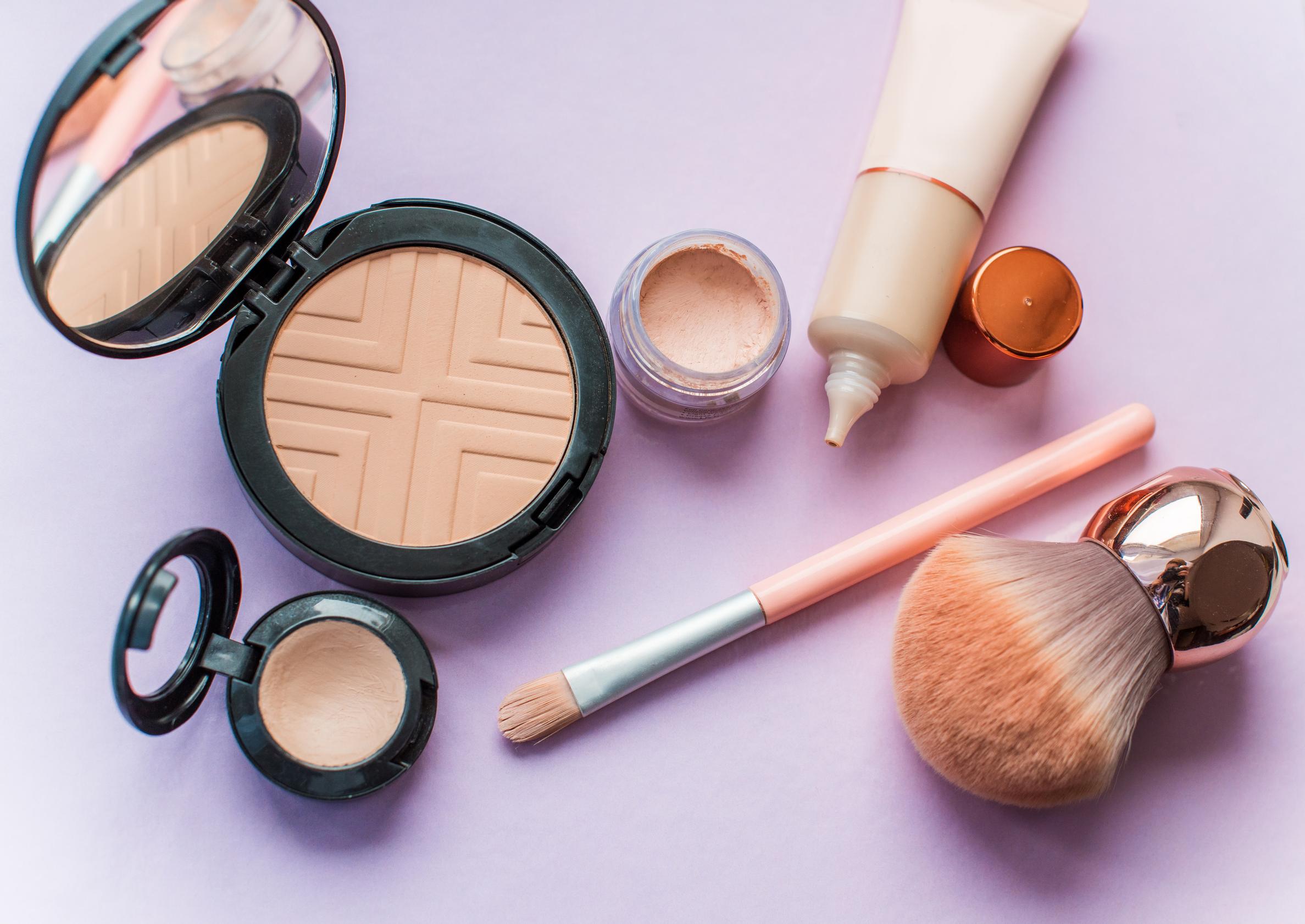 Peitä näppy ja nenänpielien punoitus – ammattilaisten keinot peitevoiteen käyttöön