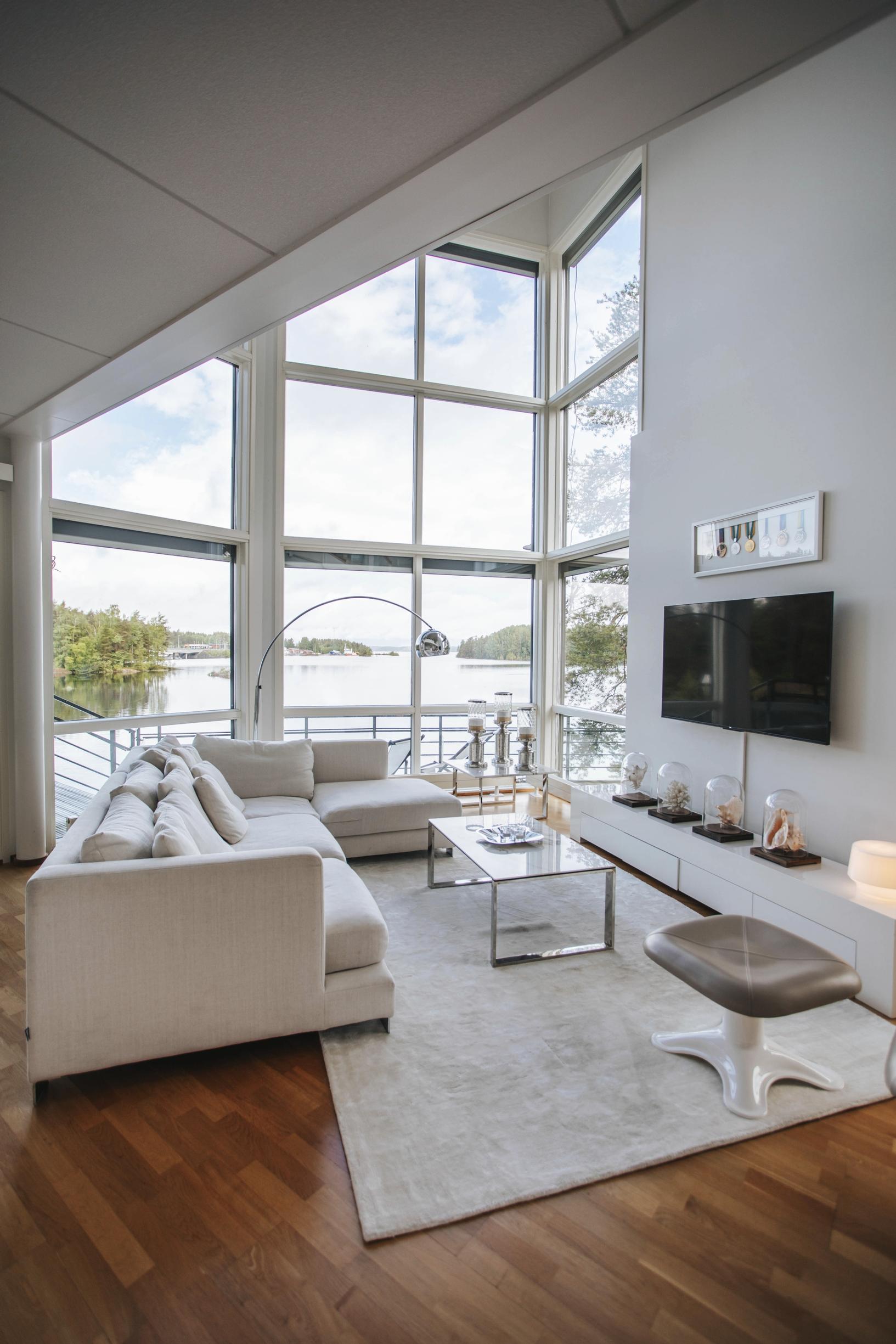 Jarmo Myllyksen jääkiekon kolme olympiamitalia ja neljä MM-kisamitalia ovat esillä olohuoneessa. Vaimo Liisa Myllys kehystytti ne. Jarmo säilytti mitaleja mökin varastossa.