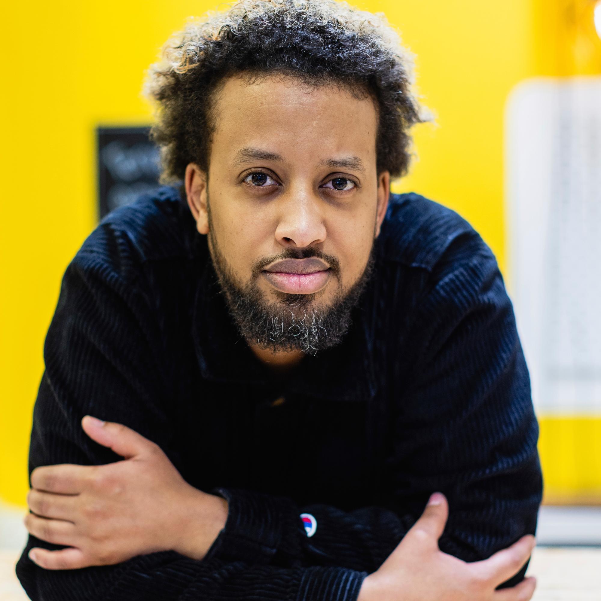 Stand up -koomikko Fathi Ahmed lopetti alkoholinkäytön kokonaan – ”Lääkärini sanoi, että lääkkeeni toimisivat paremmin, jos joisin vähemmän”