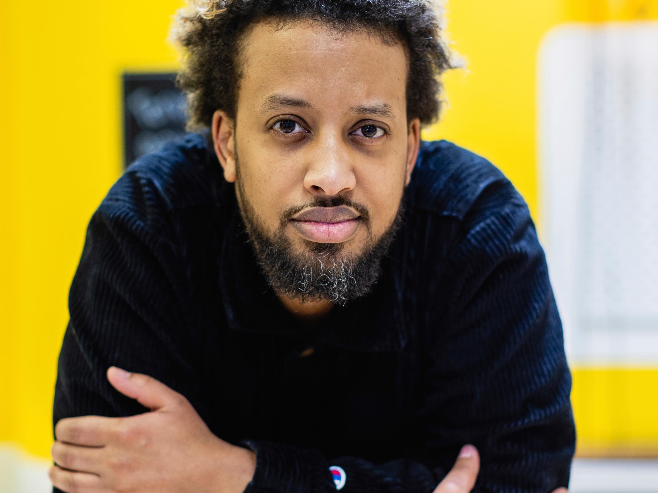 Stand up -koomikko Fathi Ahmed lopetti alkoholinkäytön kokonaan – ”Lääkärini sanoi, että lääkkeeni toimisivat paremmin, jos joisin vähemmän”