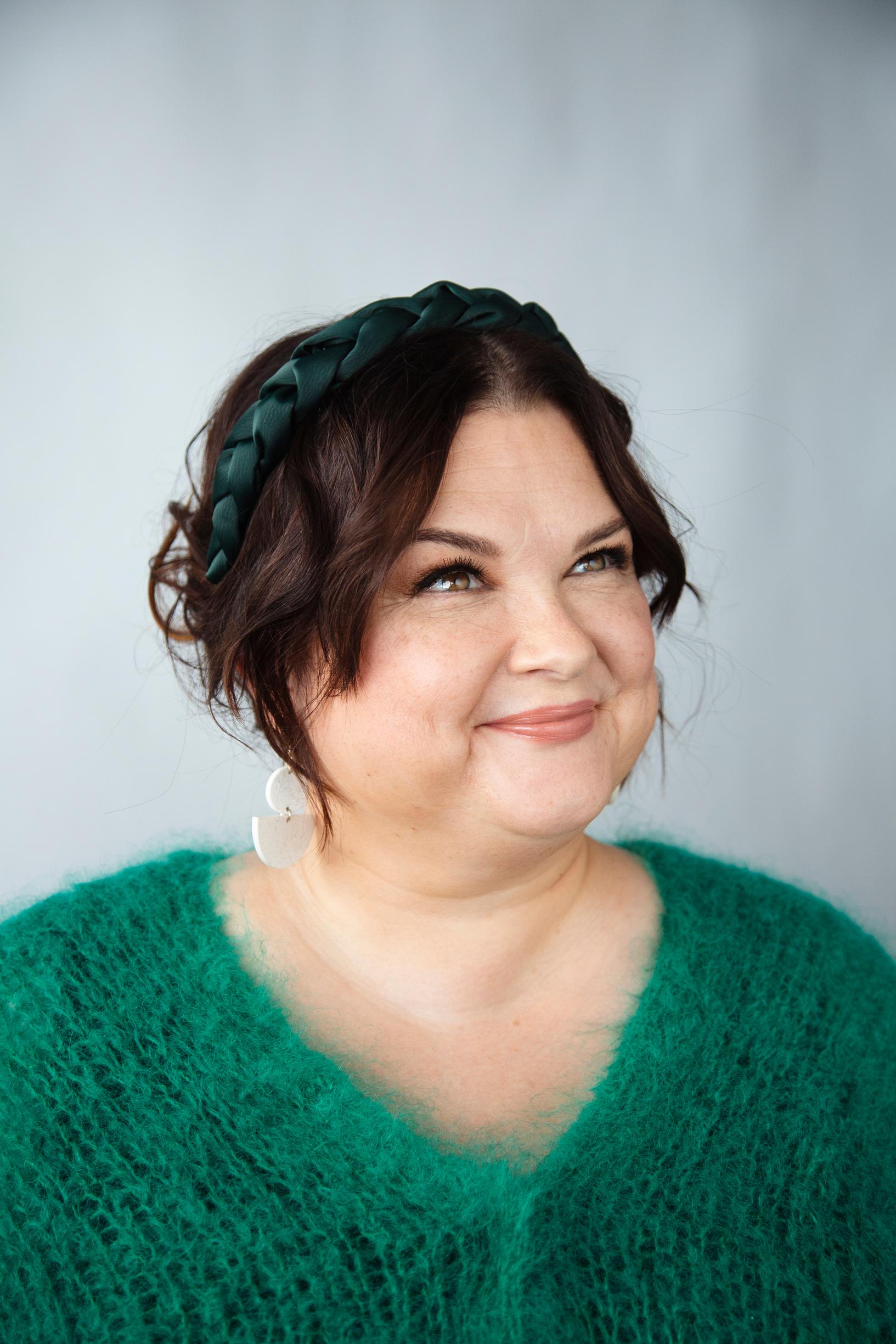 Hiuspanta täydentää tyyliin.