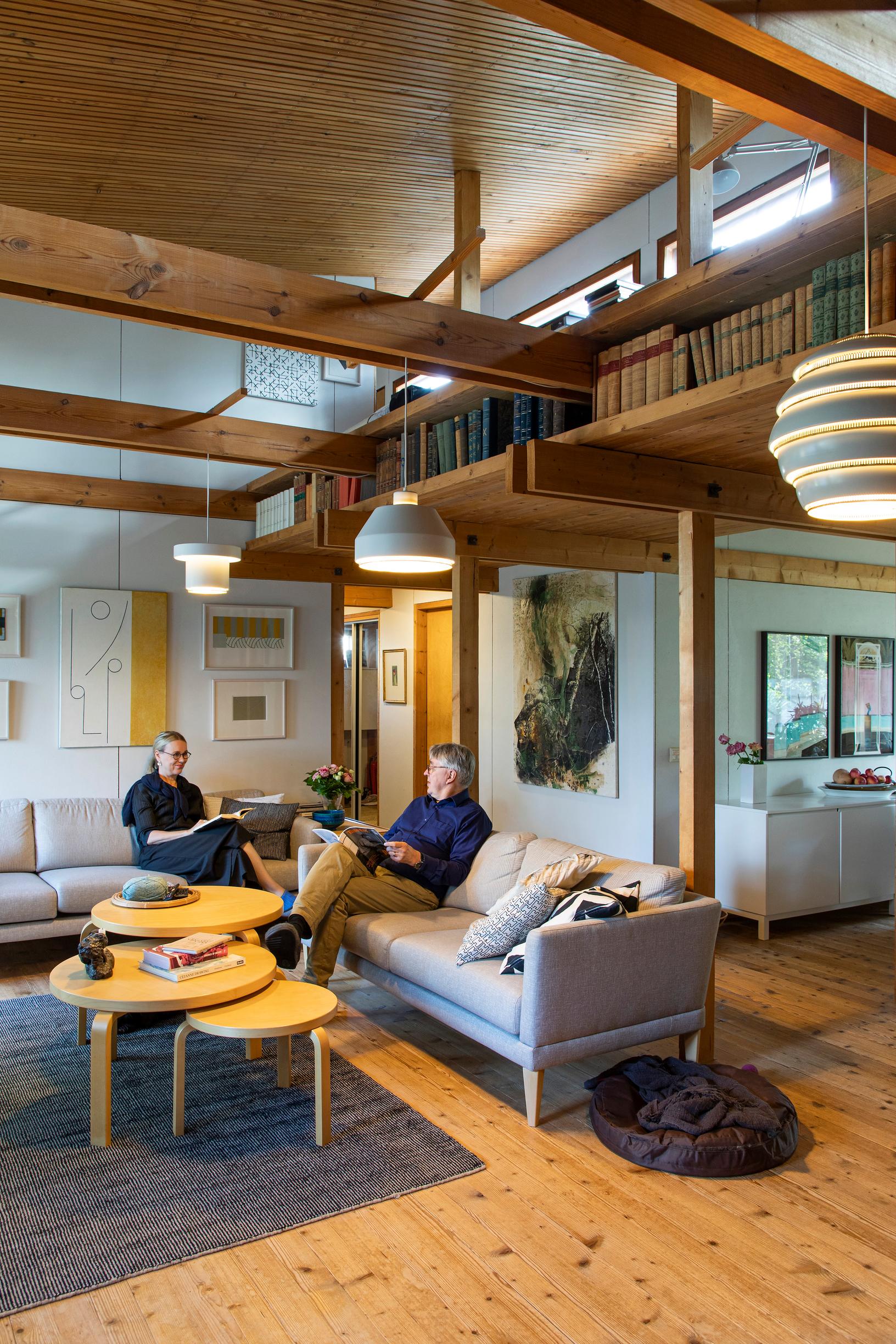 Susanna Pettersson istuu puolisonsa Timo Valjakan kanssa usein sohvalla lukemassa ja keskustelemassa lukemastaan. Kumpikin tekee kotona myös töitä.