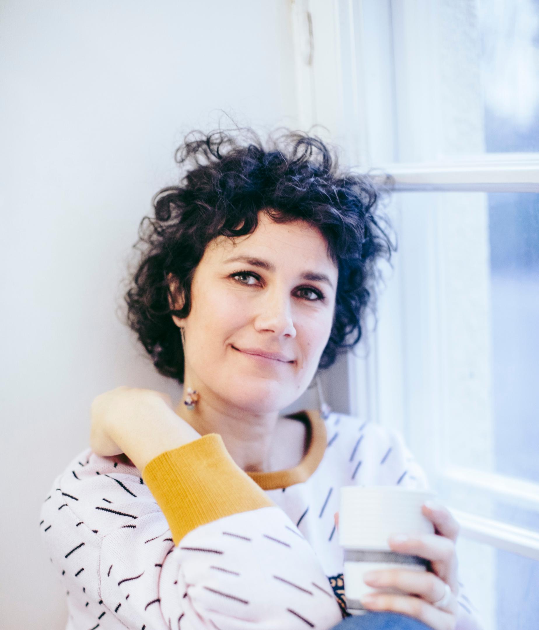 Näyttelijä Minttu Mustakallio on puuhastelija, jonka on vaikea pysyä paikoillaan: ”Ikä on tuonut sen, etten kaipaa juuri muuta kuin rauhaa"