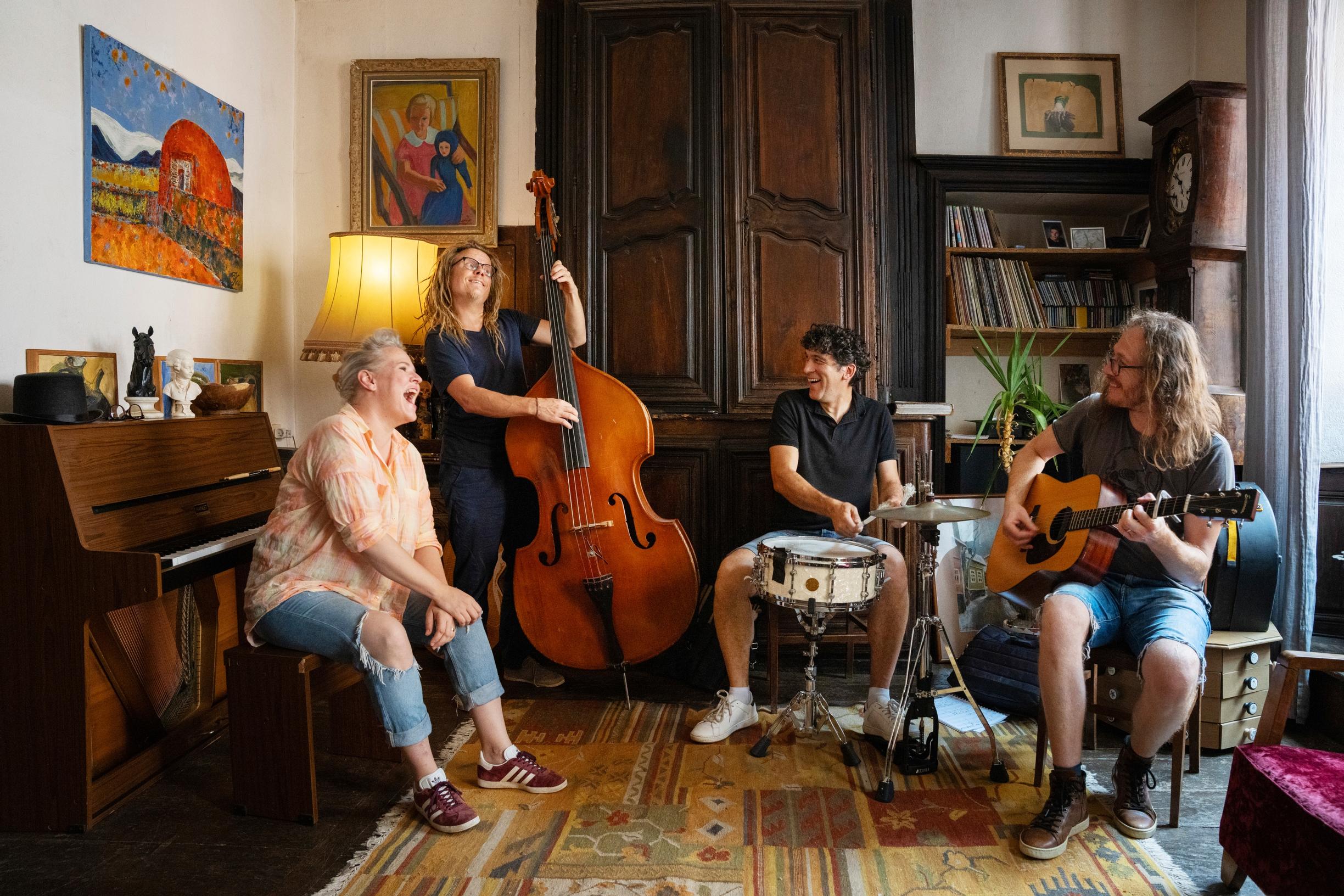 Milja Kaunisto treenaa olohuoneessaan bändin kanssa naapurikylän keikkaa varten. Aviomies Petteri Parviainen soittaa kontra­bassoa, Hervé Bezamat kitaraa ja Nicolas Merle rumpuja.