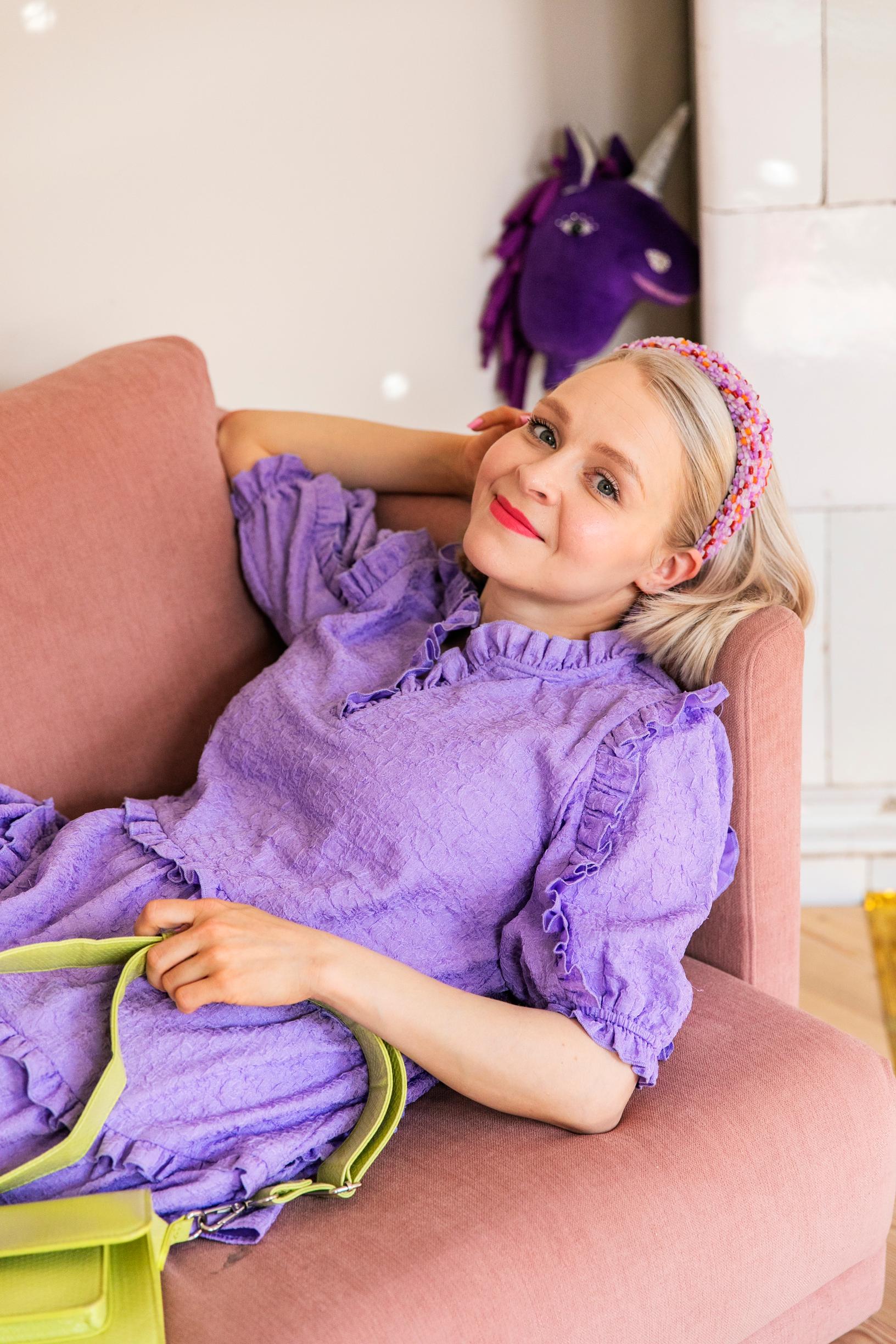 Matleena teki korvakorut opiskelutyönään ja sitten kaikki halusivat samanlaiset – pääsimme kurkistamaan yrittäjän inspiroivaan kotiin