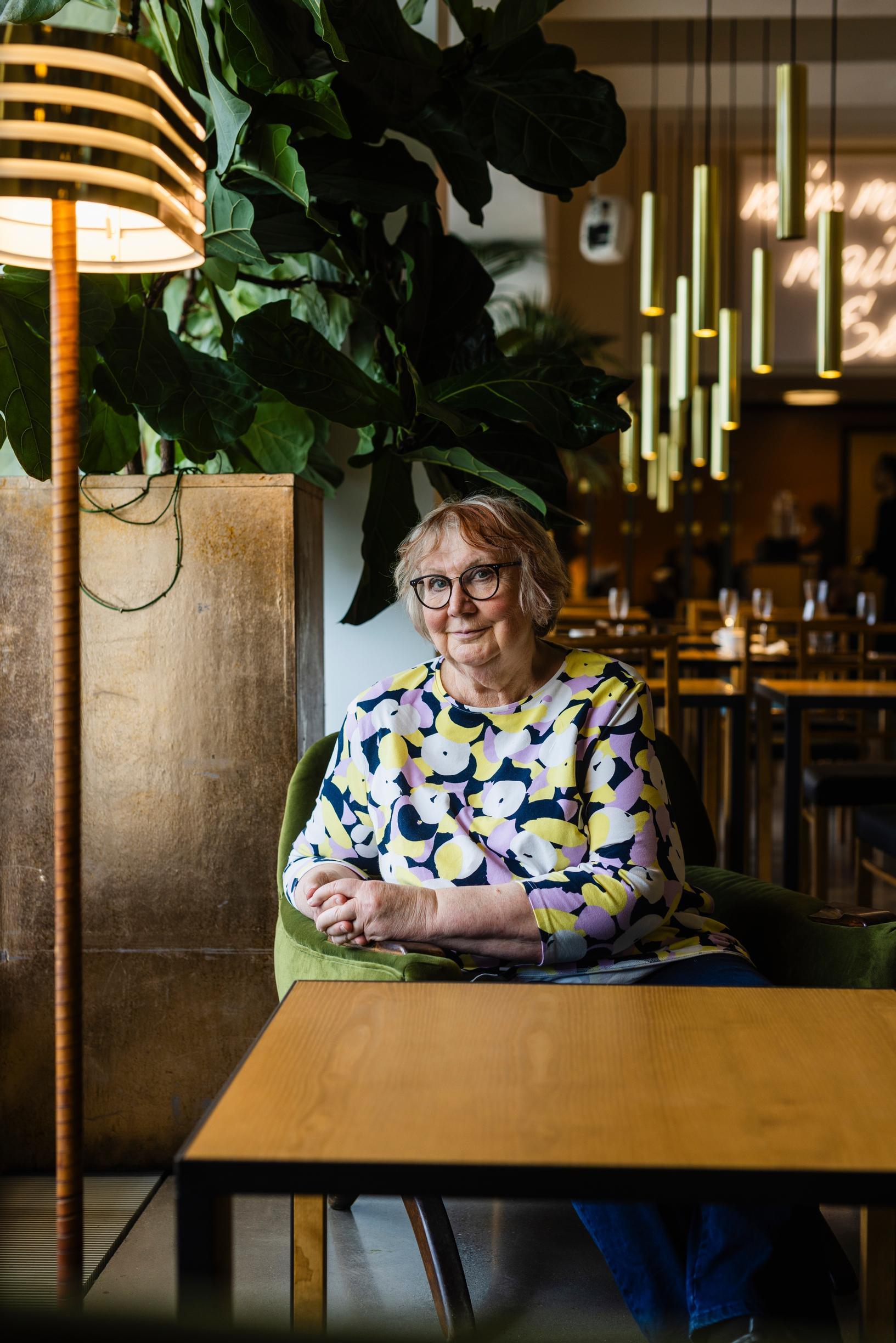 Kirjailija Anneli Kanto on katkaissut edellisen sukupolven ajattelutavan, että päätöksissä on pysyttävä. ”Virheet saa korjata ja päätöksiä purkaa.”