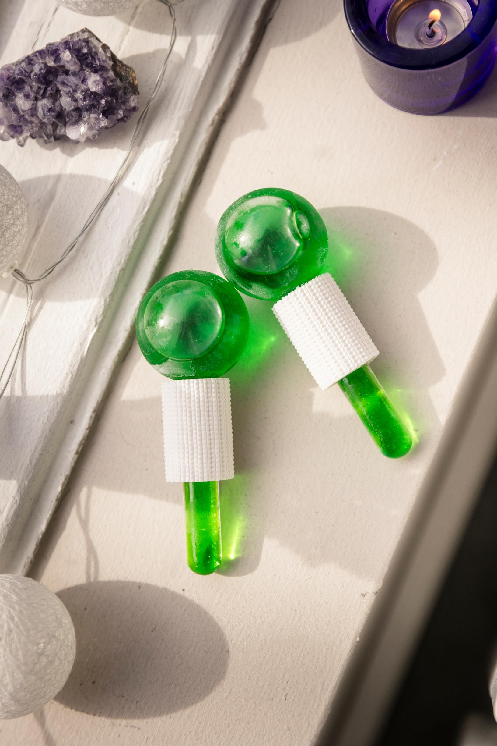 Yksikin kerta lymfaterapiaa voi tuoda näkyviä tuloksia. ”Se on kuin taikaa. Olen kiitollinen, että voin auttaa näin muita”, lymfaterapeutti Carol Roine sanoo.