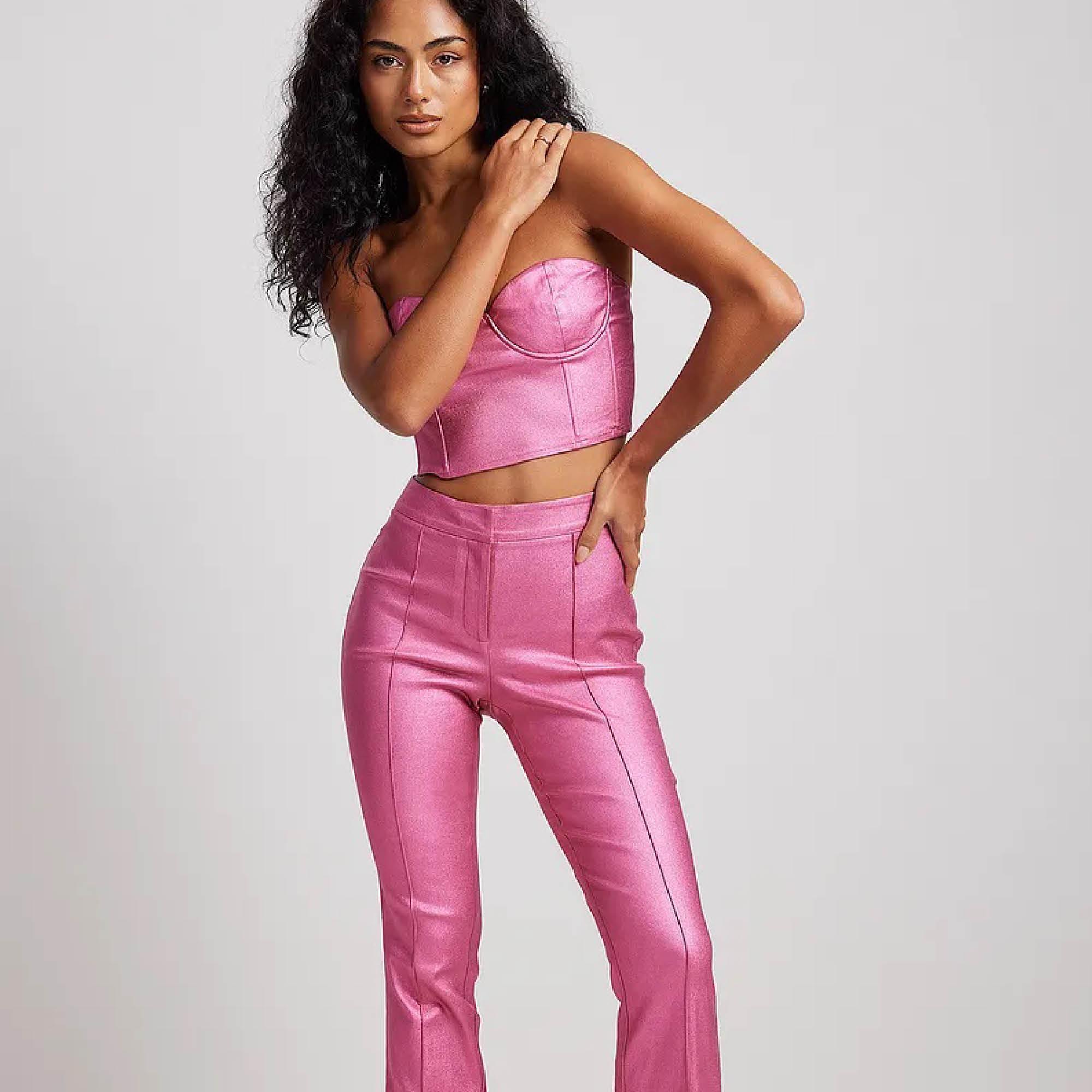 Korsettitoppi 29,95 e, Nakd. Housut, joissa halkiot 39,95 e, Nakd.