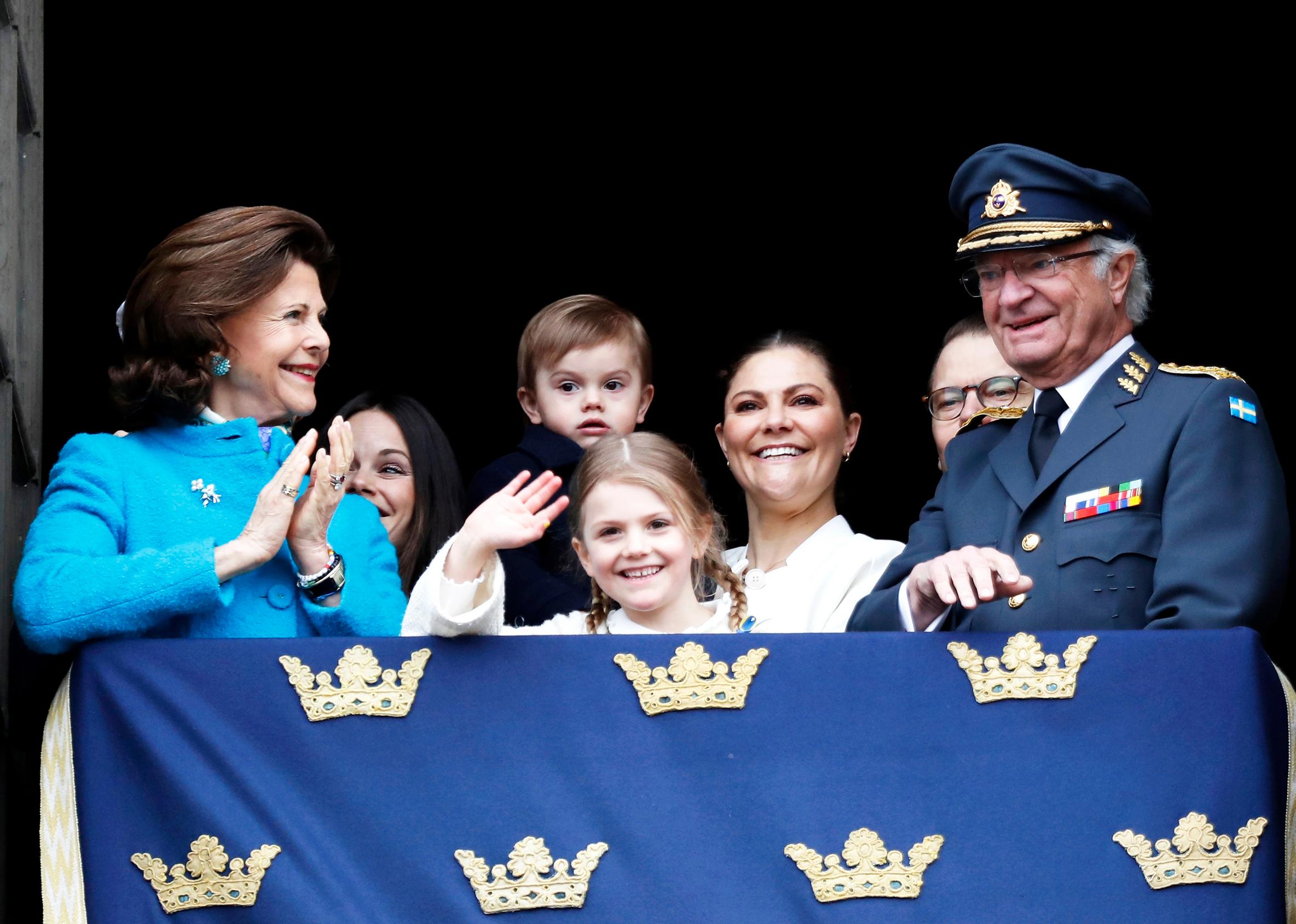 Kuninkaan 72-vuotissyntymäpäiviä juhlittiin huhtikuussa 2018. Kuvassa kuningasparin lisäksi prinsessa Sofia sekä prinsessa Victoria perheineen.