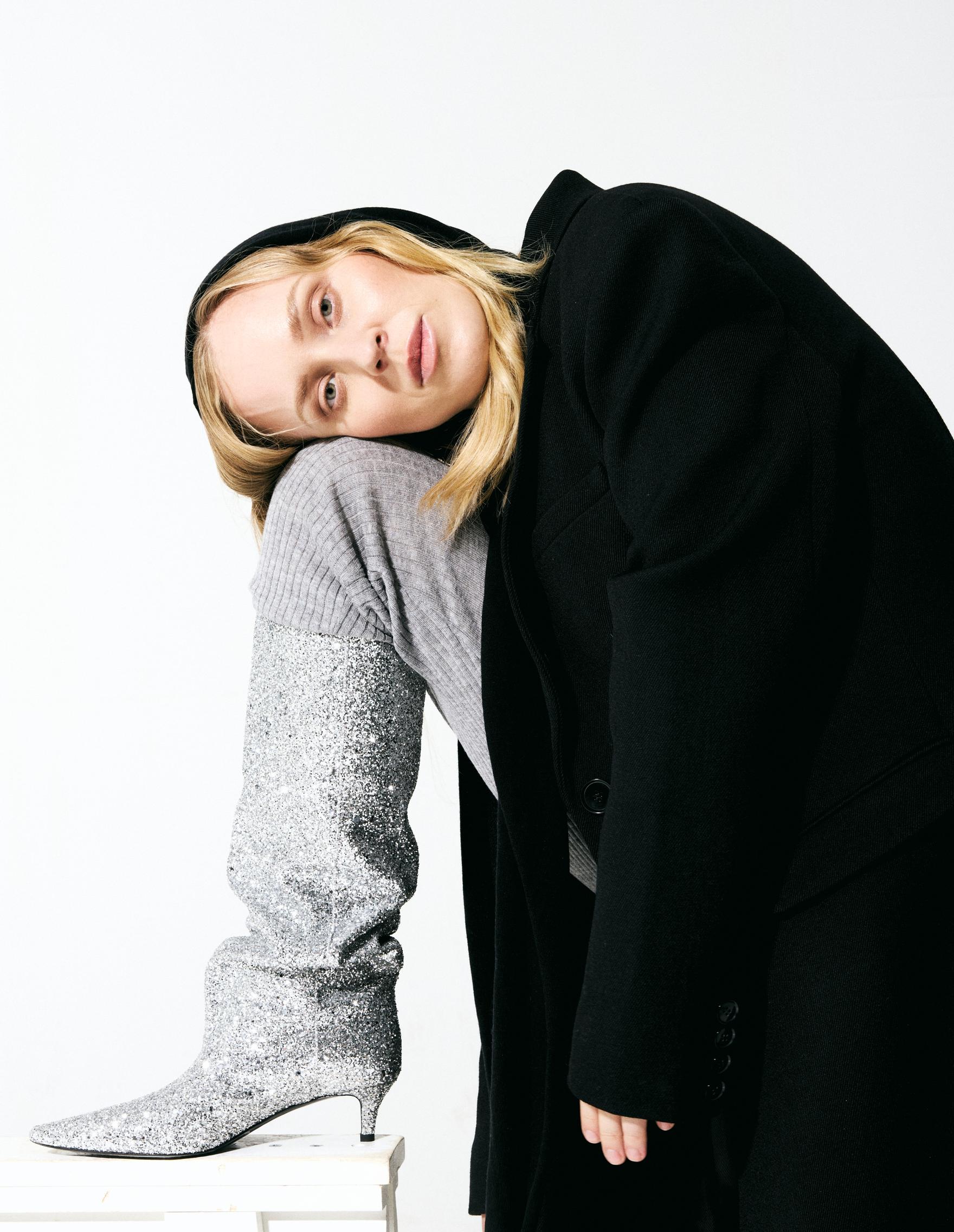 Kirsikalla musta huppukaulaliina 200 e, villapaita 320 e ja villahousut 320 e, Filippa K. Villakangastakki 1 150 e, Teurn Studios. 