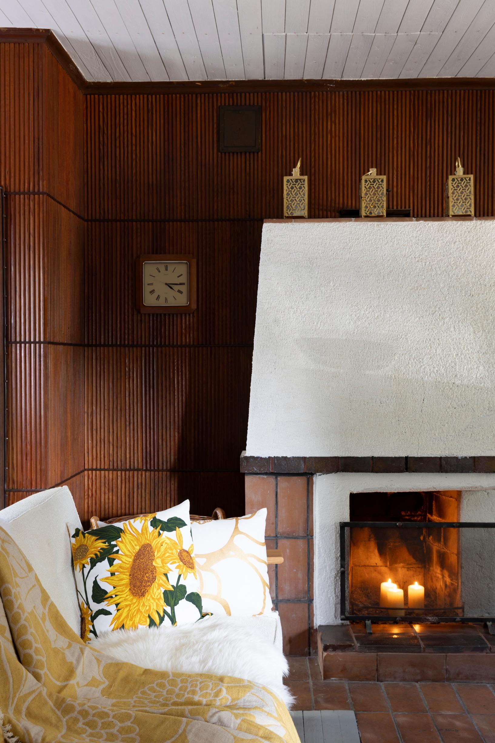 Päätalossa on peräti yhdeksän takkaa, tulisijaa tai kaakeliuunia. Myös uima-allastalossa on takkahuone.