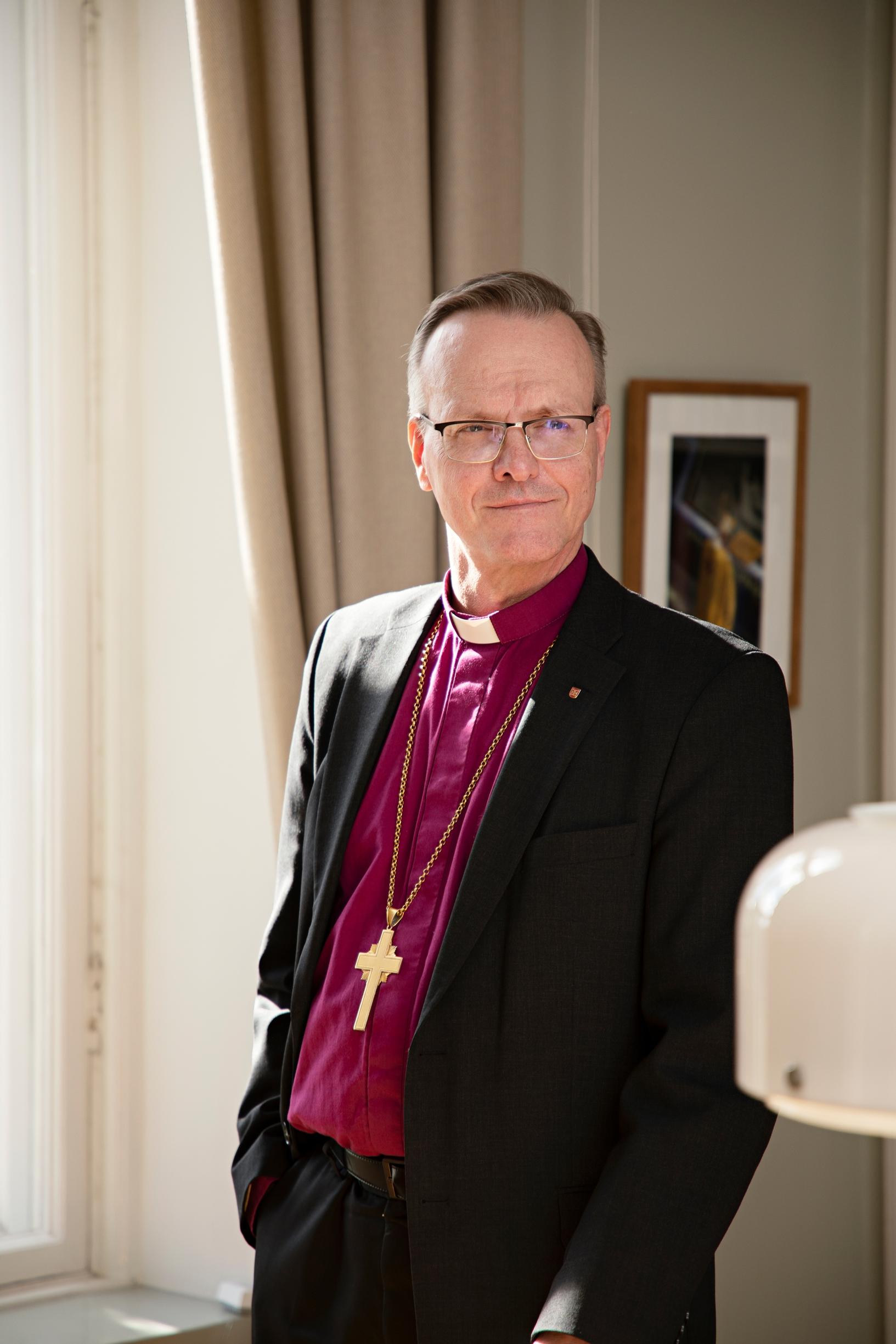 Arkkipiispa toivoo ratkaisua vihkimiskysymykseen. ”Olisi hyvä, että papilla olisi halutessaan mahdollisuus vihkiä samaa sukupuolta oleva pari.”