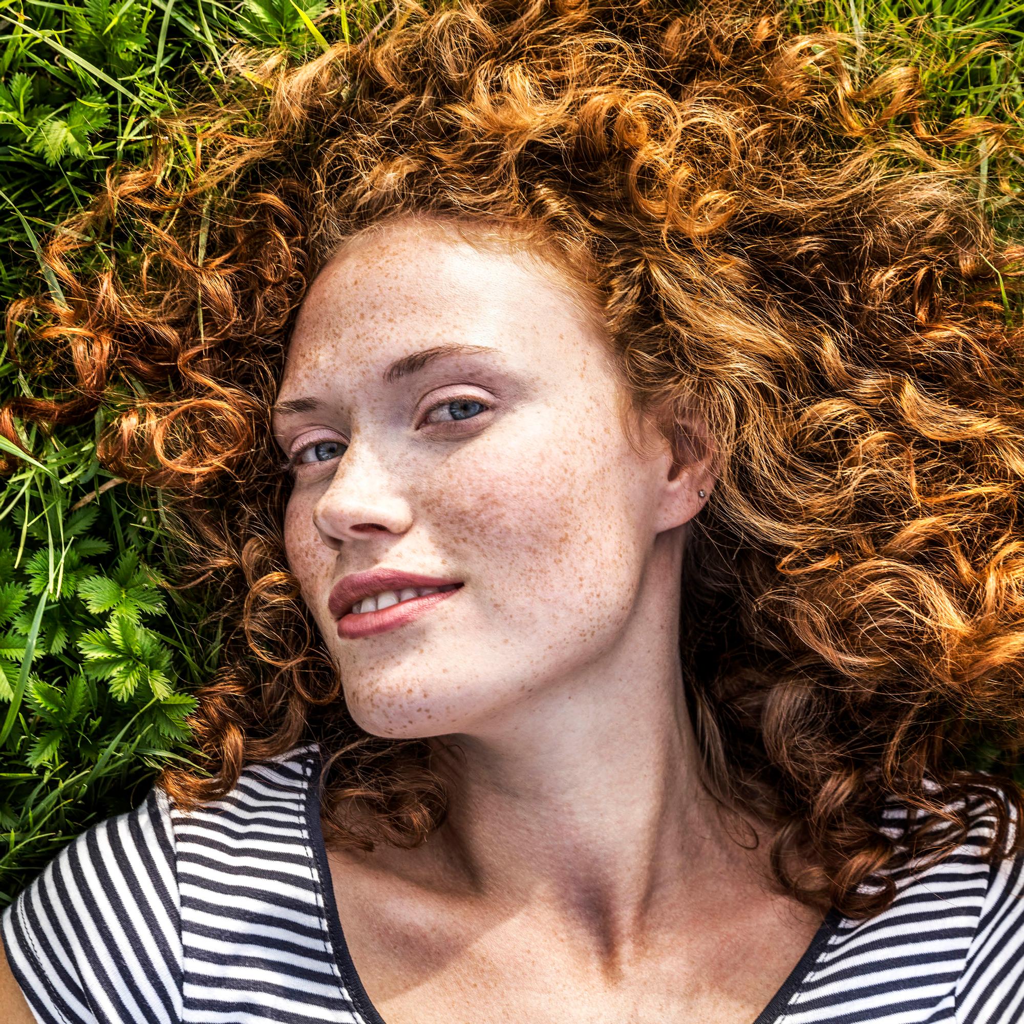 Tämä somessa levinnyt hiustrendi tekee kiharat ilman kiharrusrautaa – näillä 5 tuotteella saat näyttävät kiharat