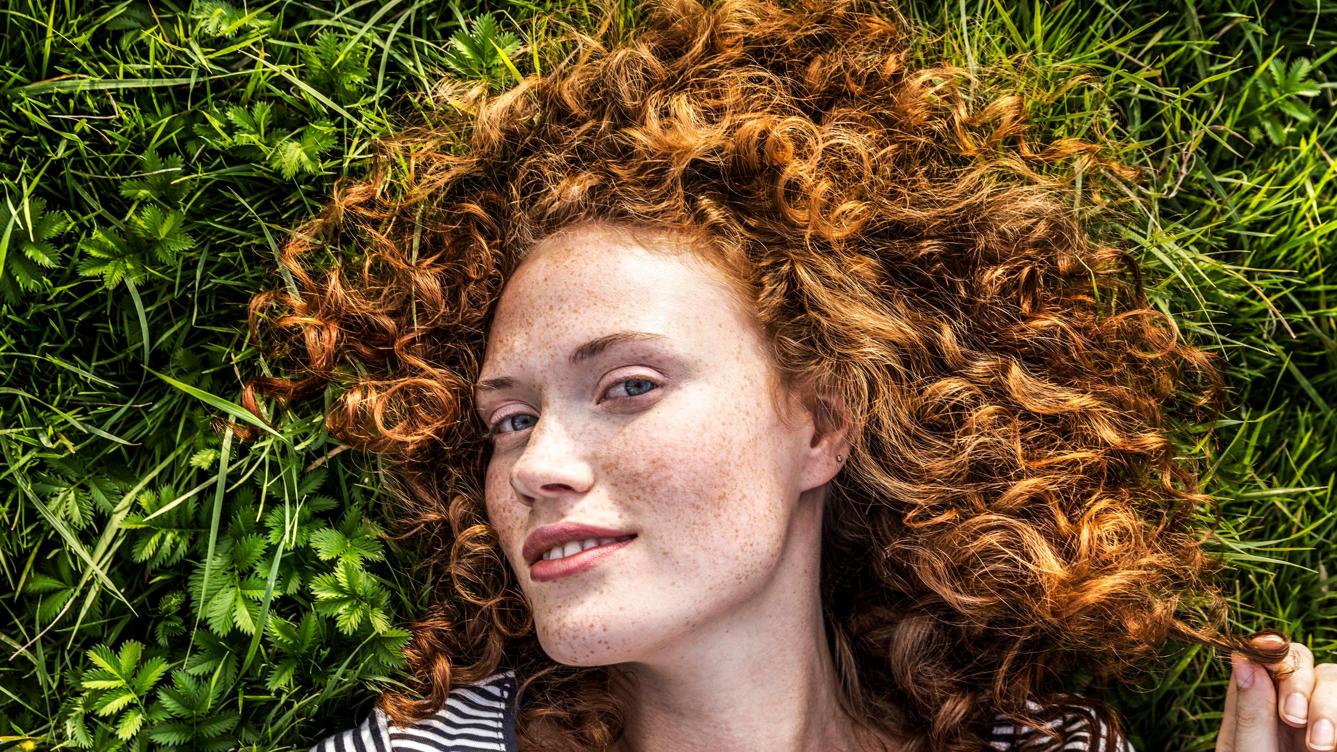 Tämä somessa levinnyt hiustrendi tekee kiharat ilman kiharrusrautaa – näillä 5 tuotteella saat näyttävät kiharat