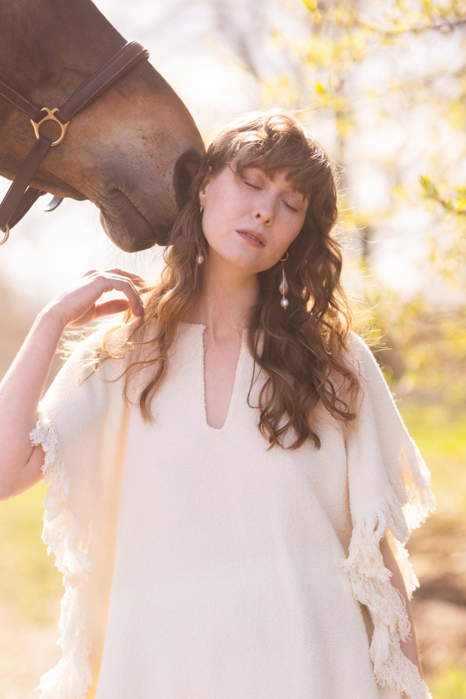 Hapsumekko 380 e, by Malene Birger / Zalando. Korvikset Murano-lasista ja helmistä 160 e, Aida Impact.