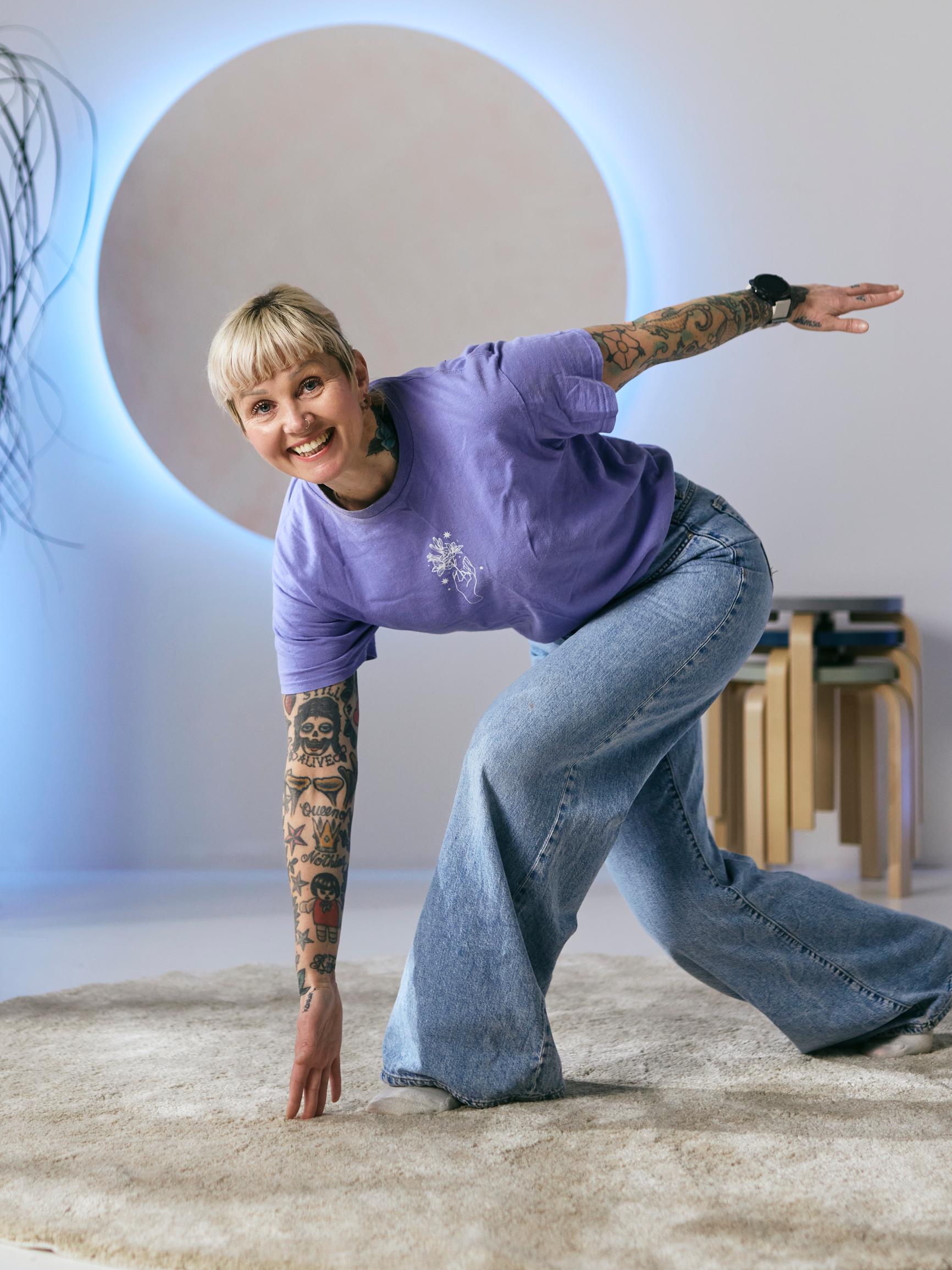 5 liikkeen nopea ja helppo taukojumppa – tällä treenillä saat lisää energiaa ja kehosi vetreytyy