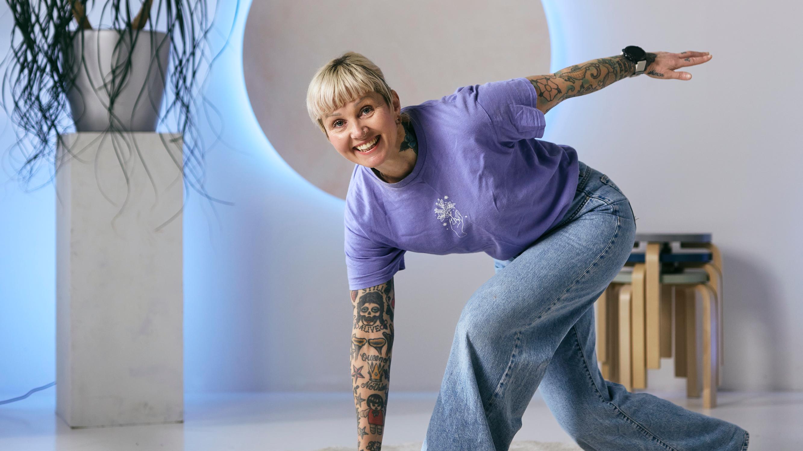 5 liikkeen nopea ja helppo taukojumppa – tällä treenillä saat lisää energiaa ja kehosi vetreytyy