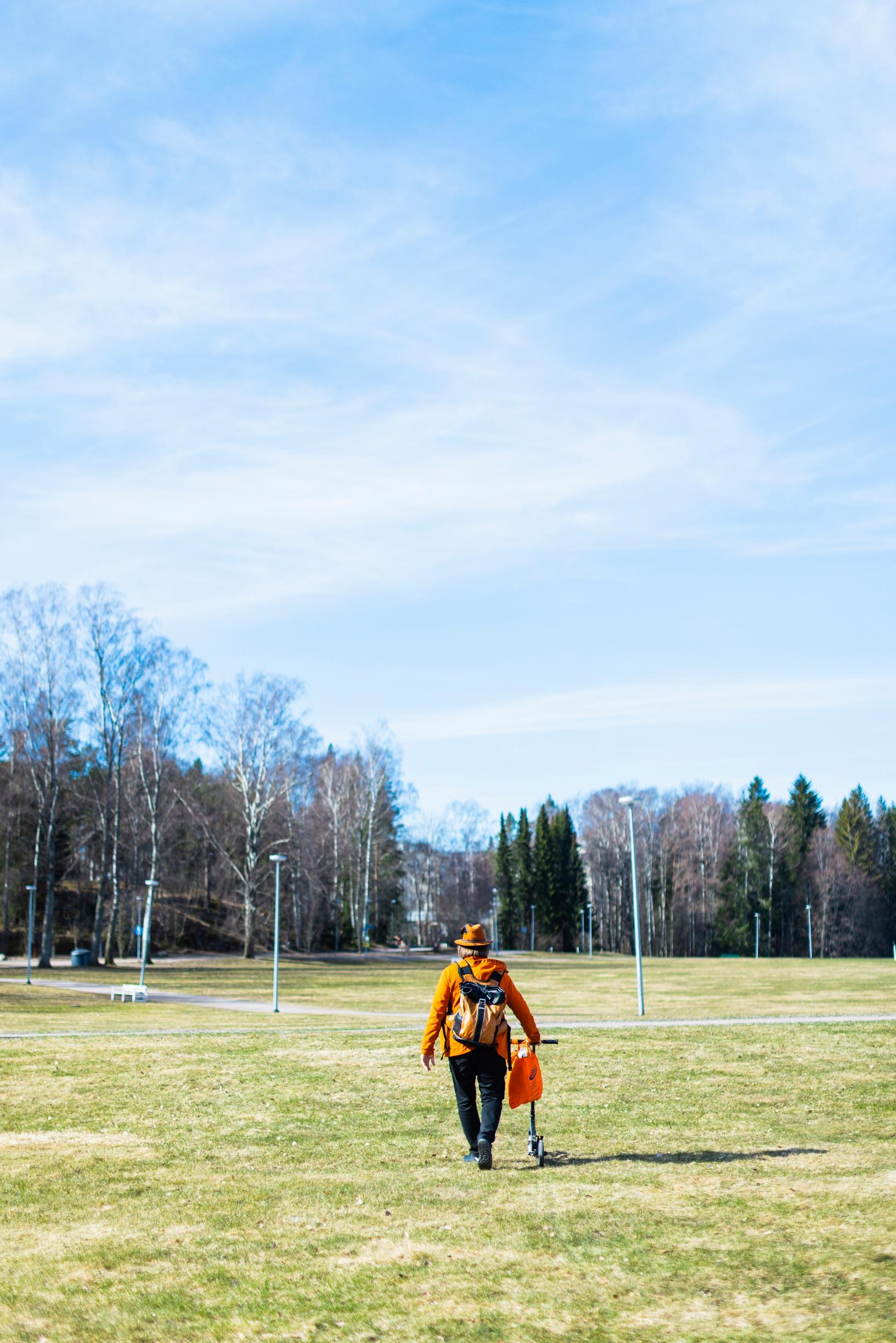 Frank kävelee poispäin ruohokentällä