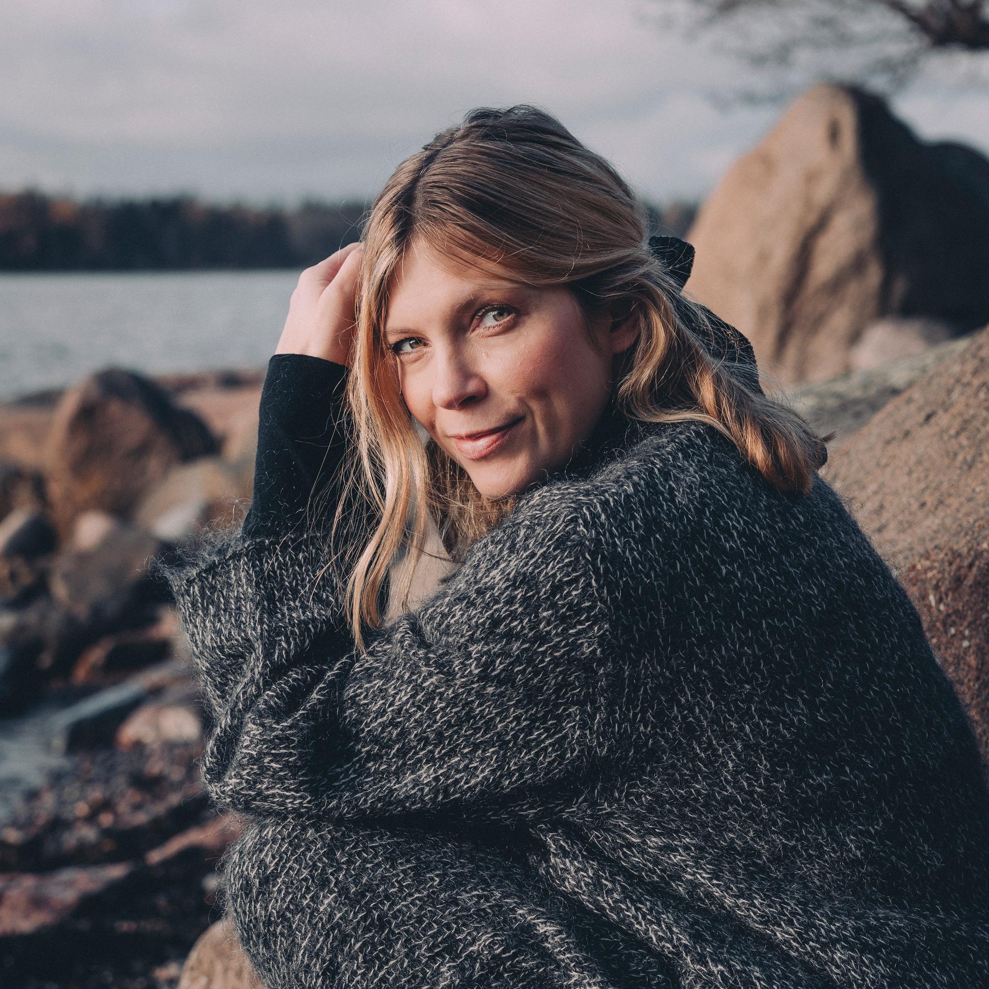 Yksi pukeutumisniksi nostaa neuletyylin uudelle tasolle – Saara Kotkaniemi esittelee upeat asut, jotka todistavat sen