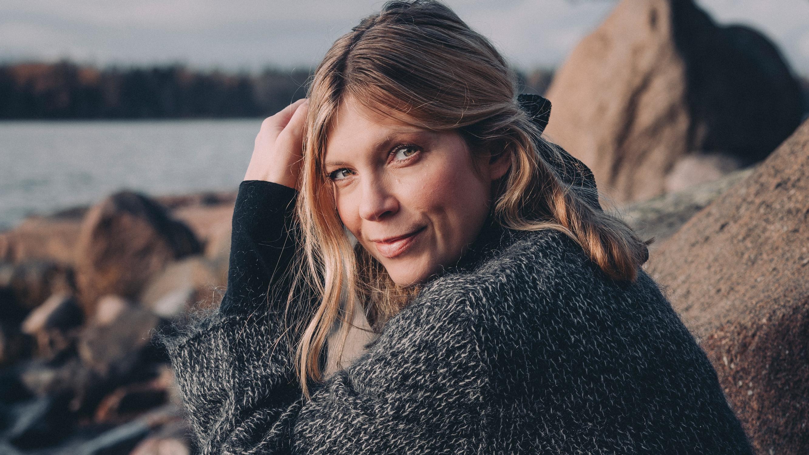 Yksi pukeutumisniksi nostaa neuletyylin uudelle tasolle – Saara Kotkaniemi esittelee upeat asut, jotka todistavat sen