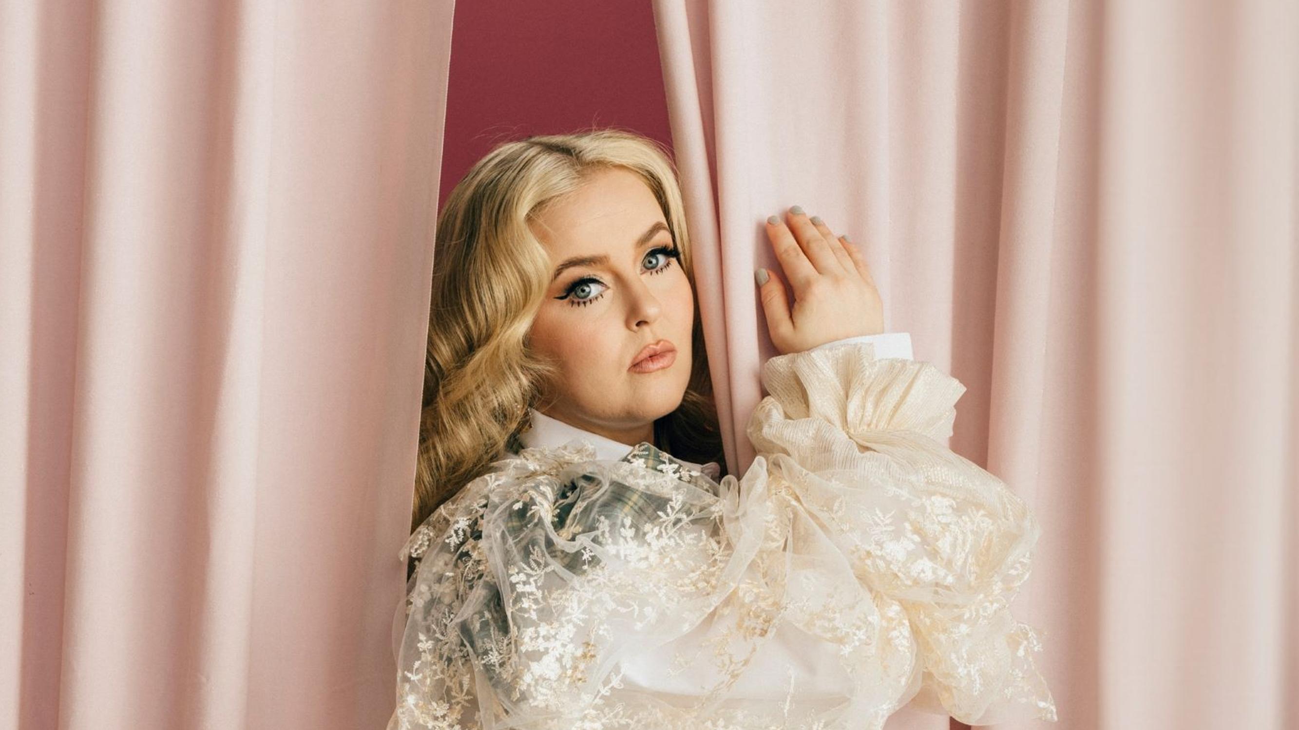 Ellinoora alkoi tehdä biisejä Samuli Sirviön kanssa ja rakastui – nyt he ovat musiikin voimapari: ”Onhan se vaativa yhdessäolon muoto”