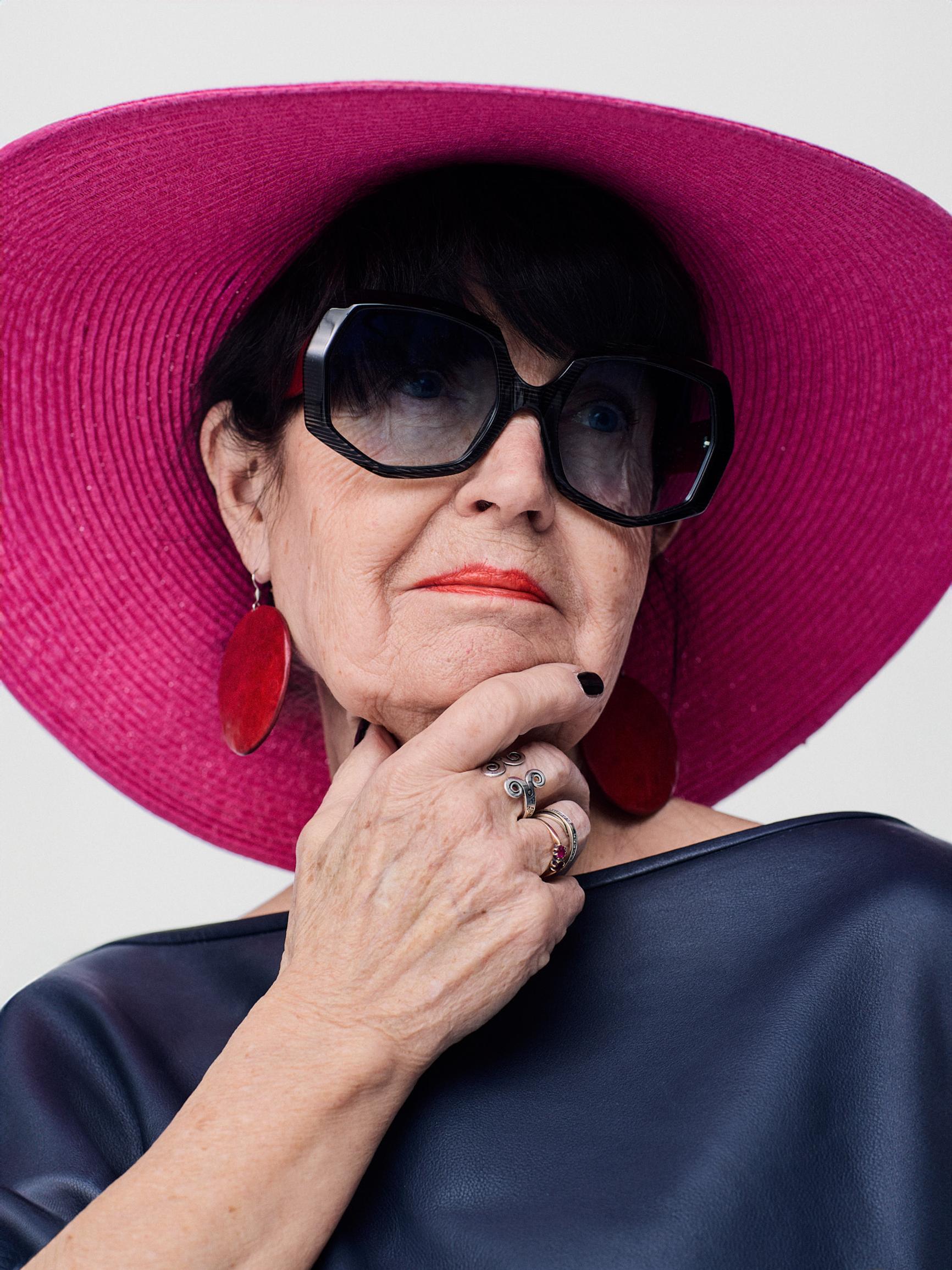 Näyttävät aurinkolasit, hatut ja korut ovat Ullan lempiasusteita. "Jossain vaiheessa minulla oli ohuita Kalevalan rannerenkaita 40 kädessäni. Nyt olen antanut ne on tyttärelleni."