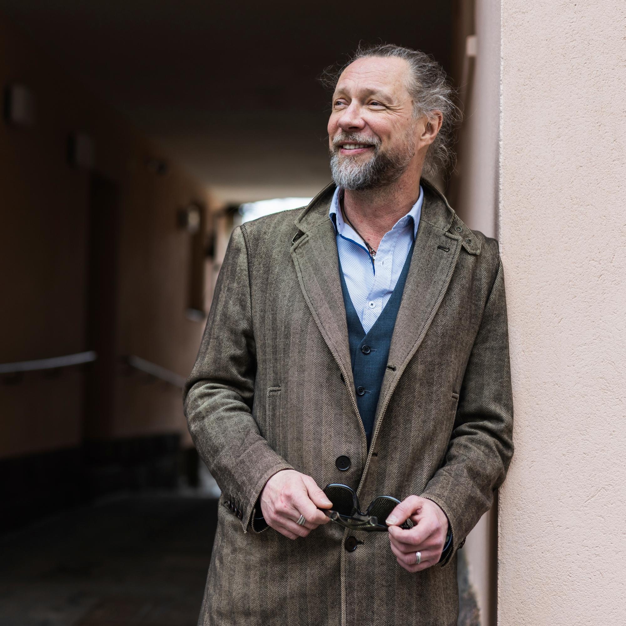 Vierailut saattohoidossa olleen ystävän luona opettivat Antti Reiniä: ”Ihmisellä pitää olla mahdollisuus hyvään ja arvokkaaseen kuolemaan”