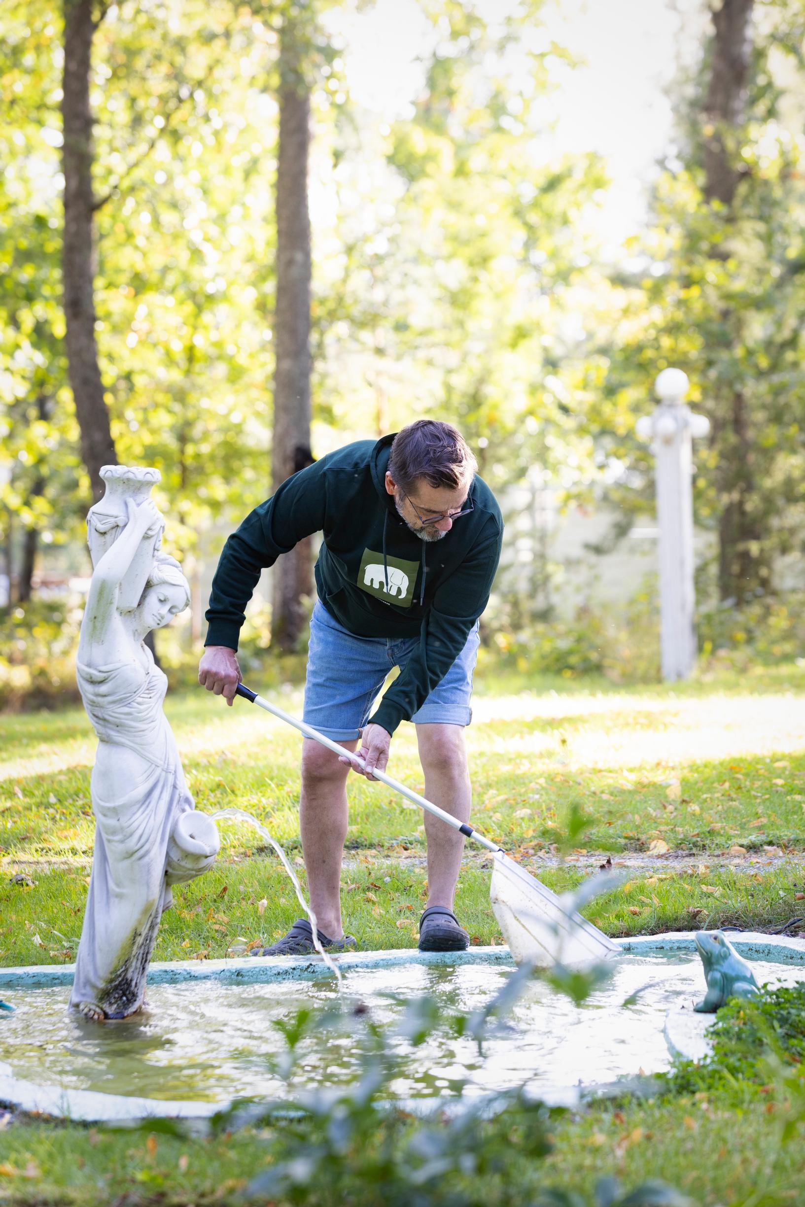 Puutarhassa riittää puuhaa. ”Täällä olen paljon aktiivisempi kuin yleensä. Täällä on kiva tunnelma”, Jukka miettii.