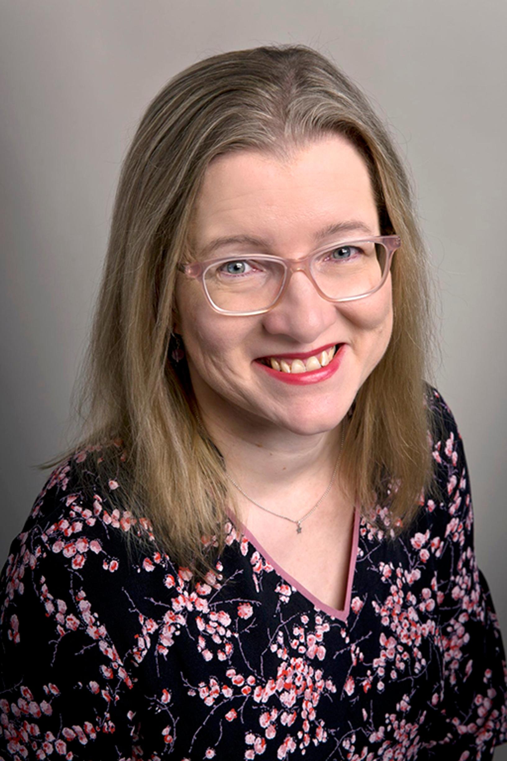 Kirjailija Laura Honkasalo tajusi, että keski-iässäkin saa olla kesken: "Kun tajuaa, ettei tiedä paljon, tuntee itsensä nuoreksi"