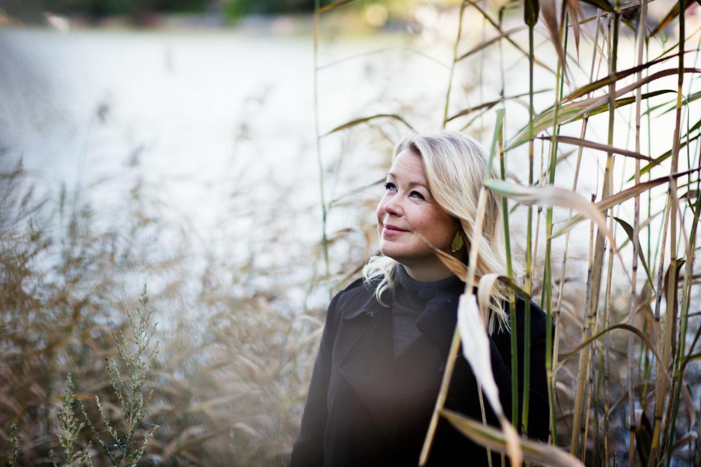 Elina Hirvonen haaveilee matkasta rahtilaivalla Kyllikki Villan kirjojen innoittamana.