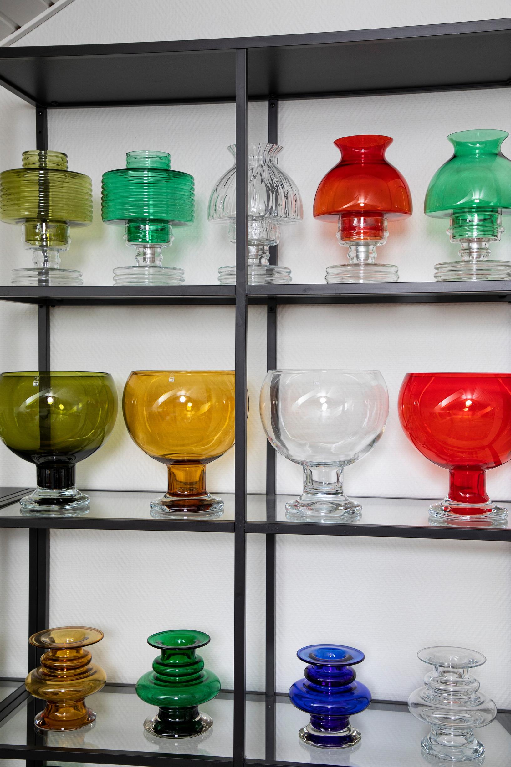 Kale Puonti ja Kirsi Kaarto keräilevät lasiesineitä.