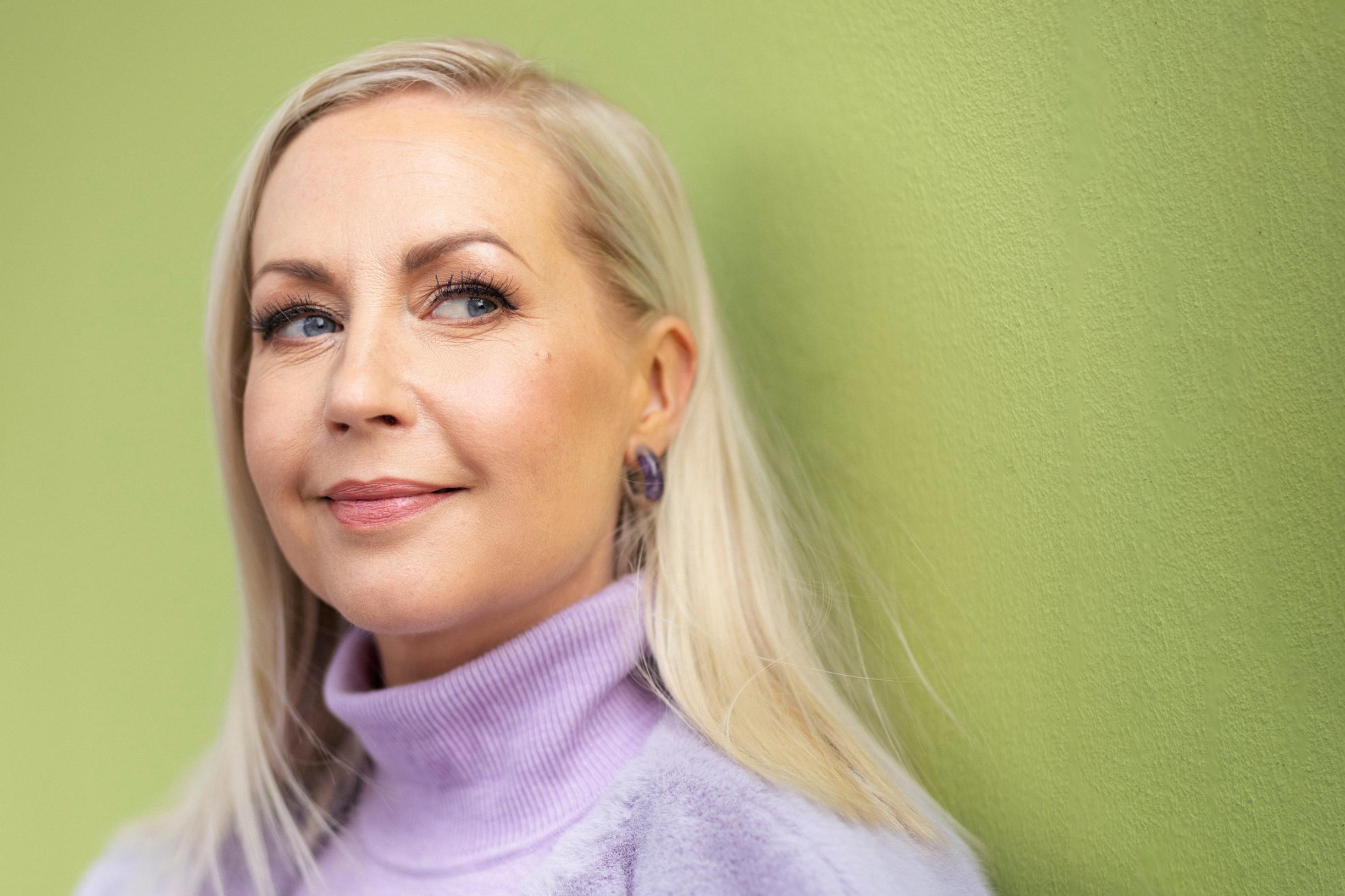 Yksi ilta muutti Krisse Salmisen koko elämän: ”Enää en pyydä anteeksi olemassaoloani”