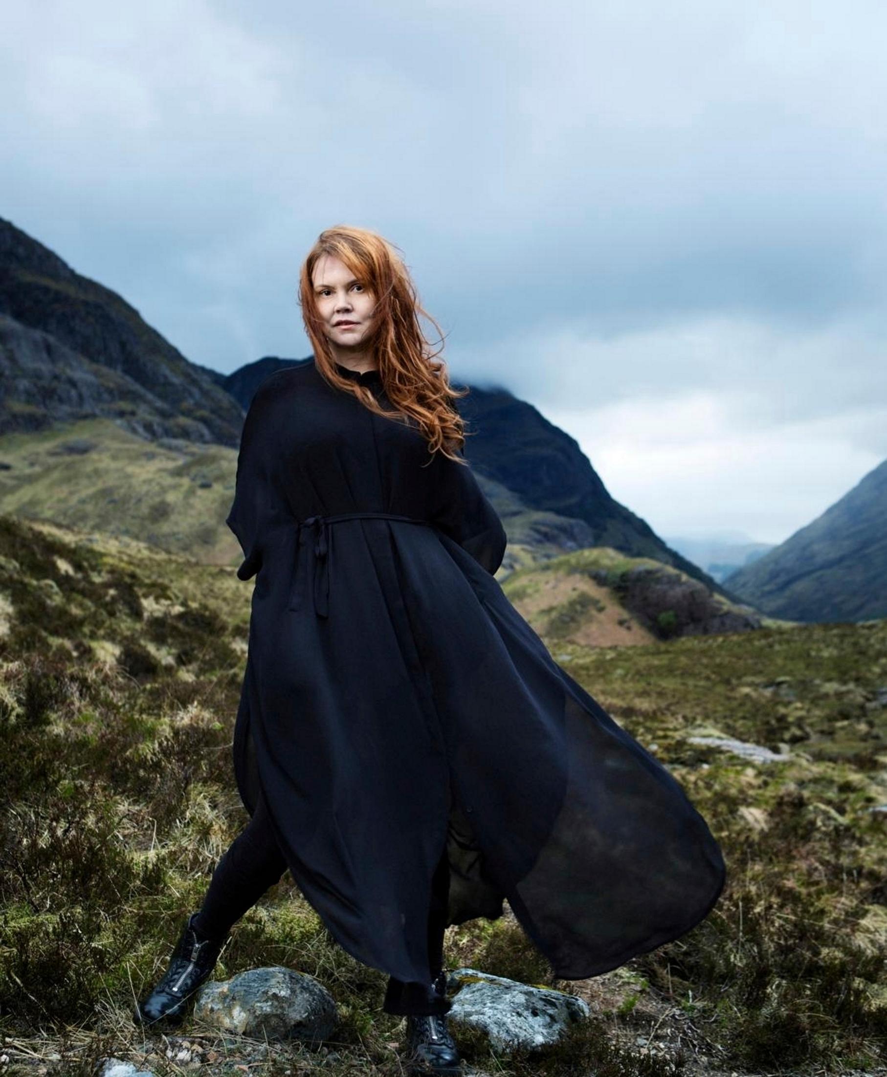 Katja Kettu on oivaltanut, että hänellä on oma ääni ja oikeus käyttää sitä: ”En tanssi muiden pillin mukaan, vaan uskallan sanoa ei”