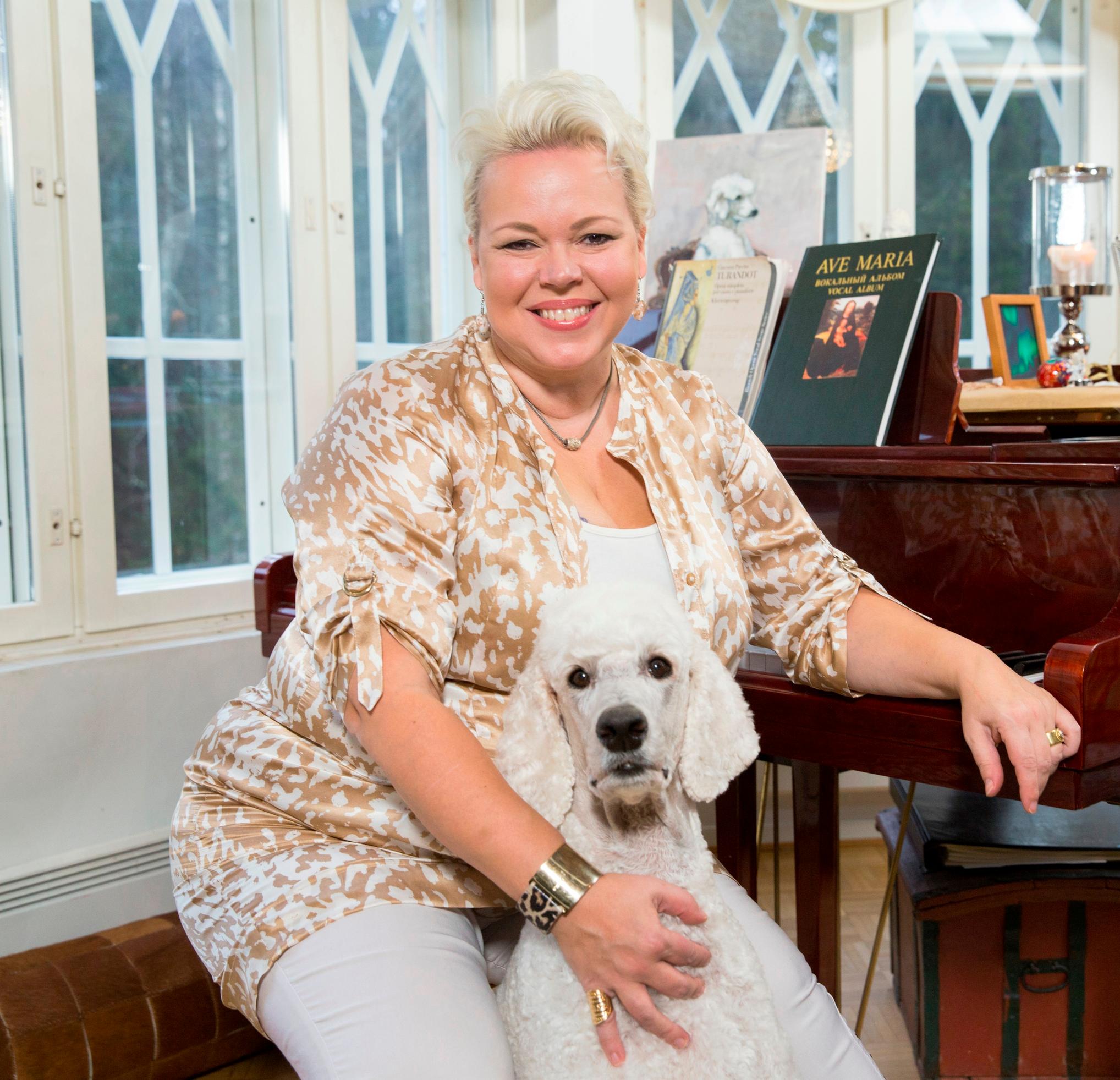 Katso video! Johanna Rusanen-Kartanon koira laulaa oopperaa