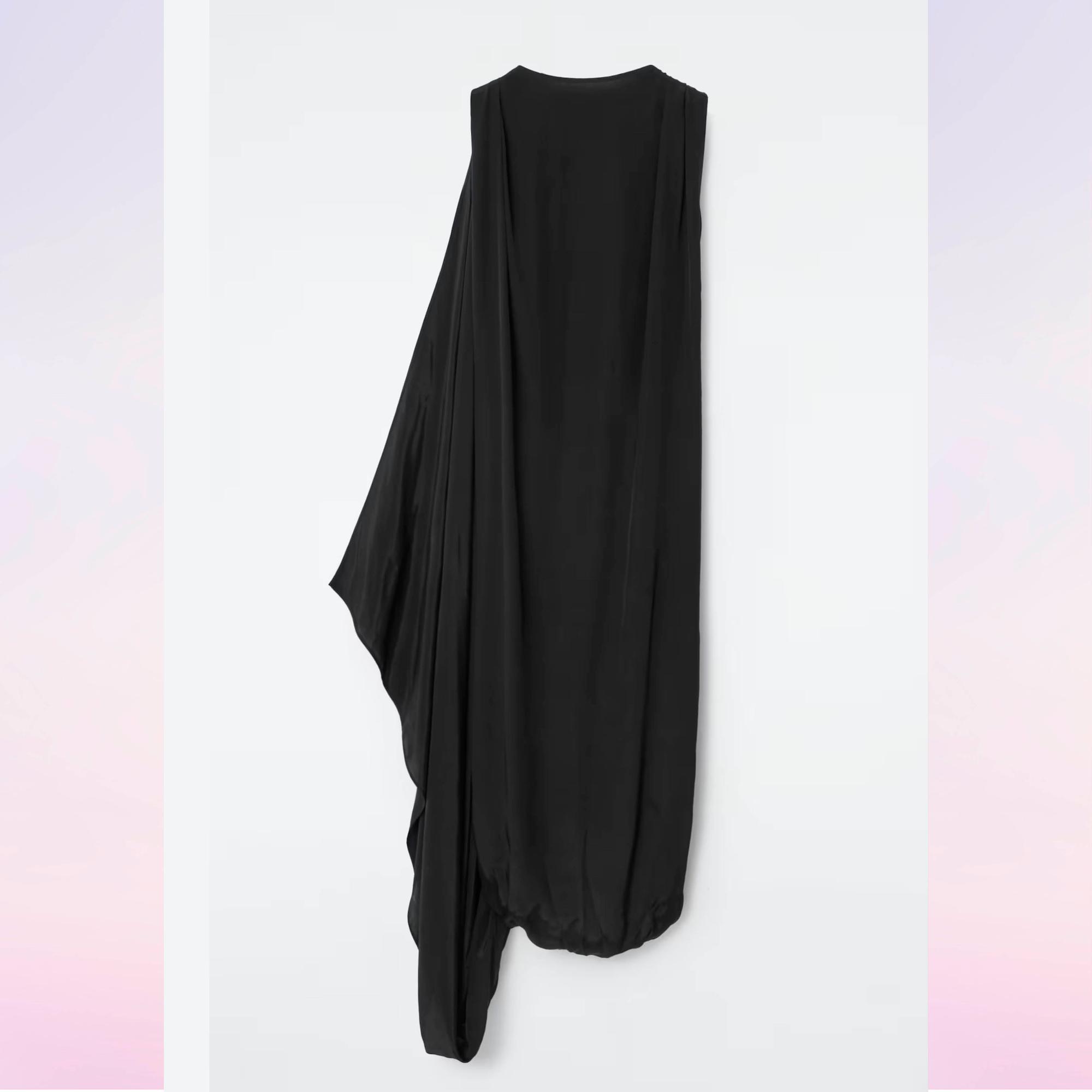 Pliseeratun midimekon (32–44) materiaalina on viskoosi ja Mulberry-silkki. 195 e, Cos.