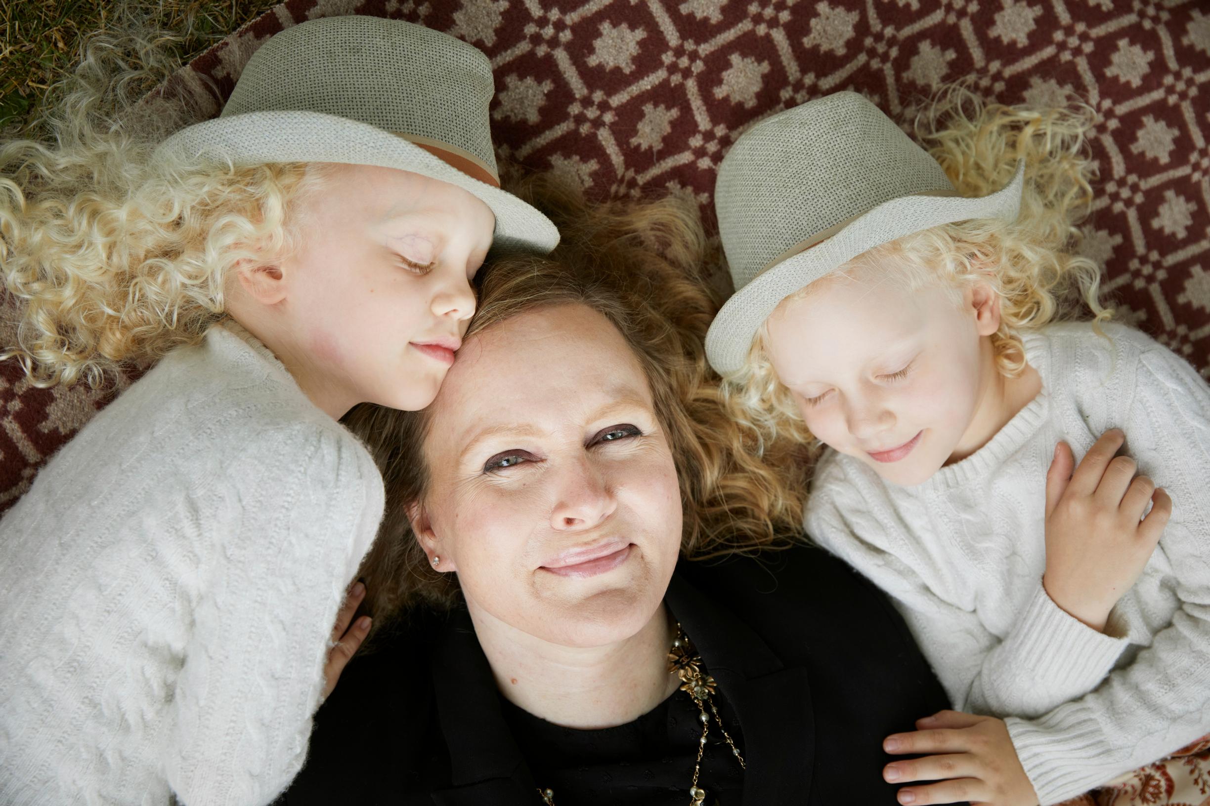 Elina Ahokas nauttii itsellisestä äitiydestä, mutta muiden asenteet välillä loukkaavat: ”Yksinhuoltajuuteen liittyy edelleen paljon stigmaa”