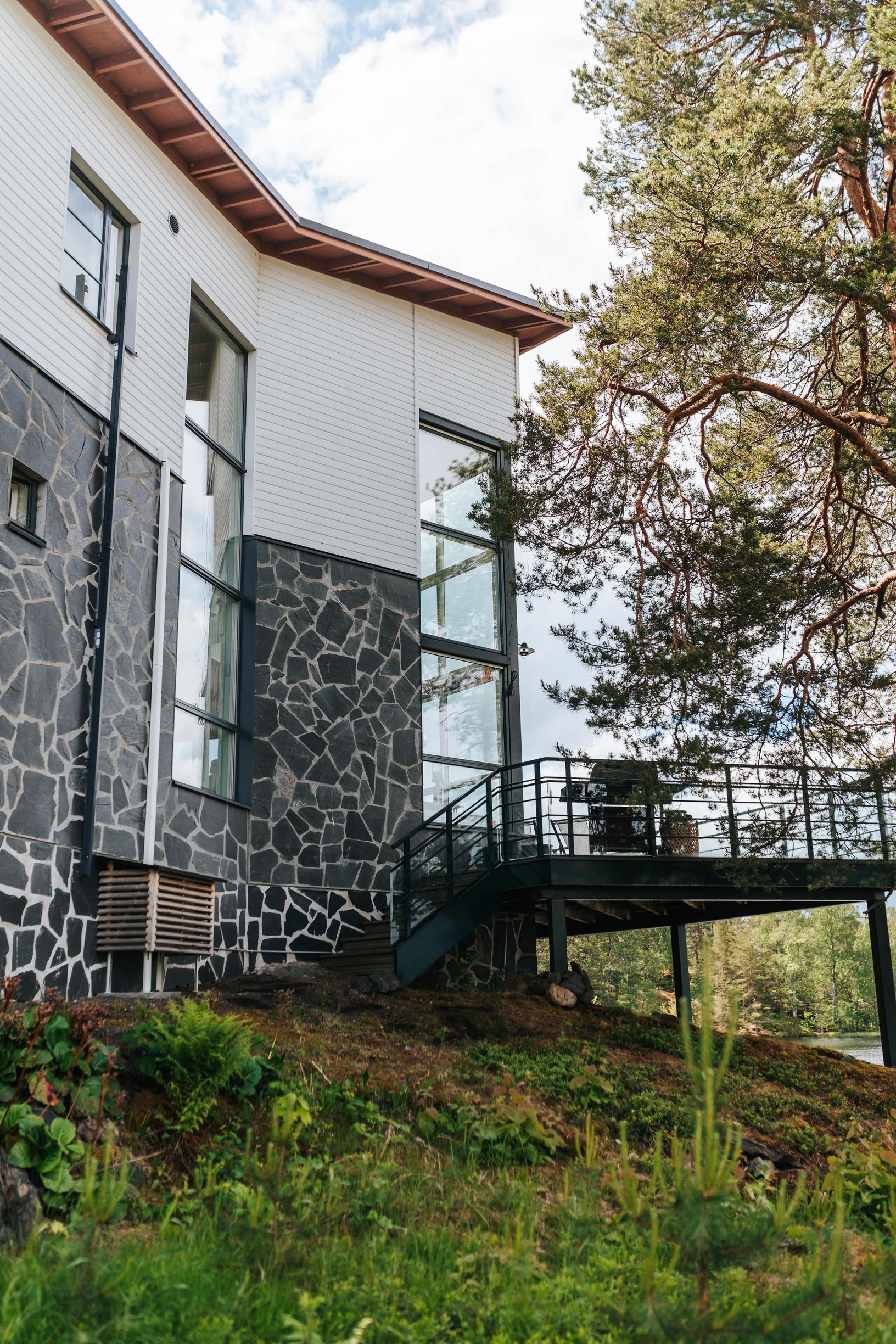 Asunto sijaitsee kymmenkunta vuotta vanhassa luhtitalossa Savonlinnan Kasinosaarella. Sieltä on siltayhteys kauppatorille.