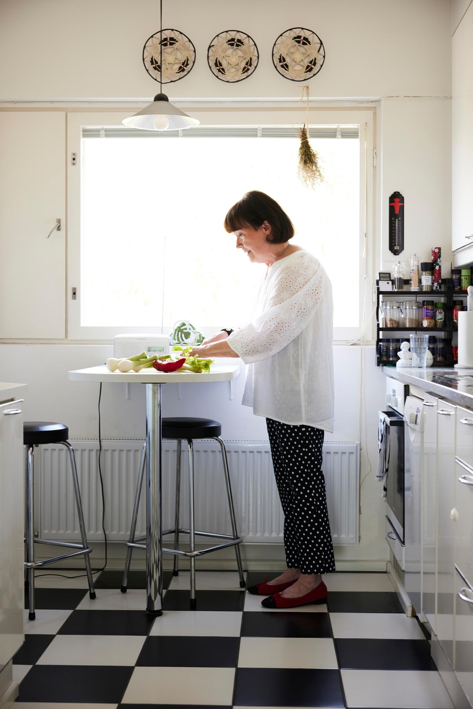 Outi Pakkanen myöntää kaipaavansa elämäänsä uusia tuulia. ”Niihin voi sisältyä vihdoinkin muutto Töölöön – tai sitten ei.” Nykyisessä Lauttasaaren-kodissaan hän on asunut 25 vuotta.