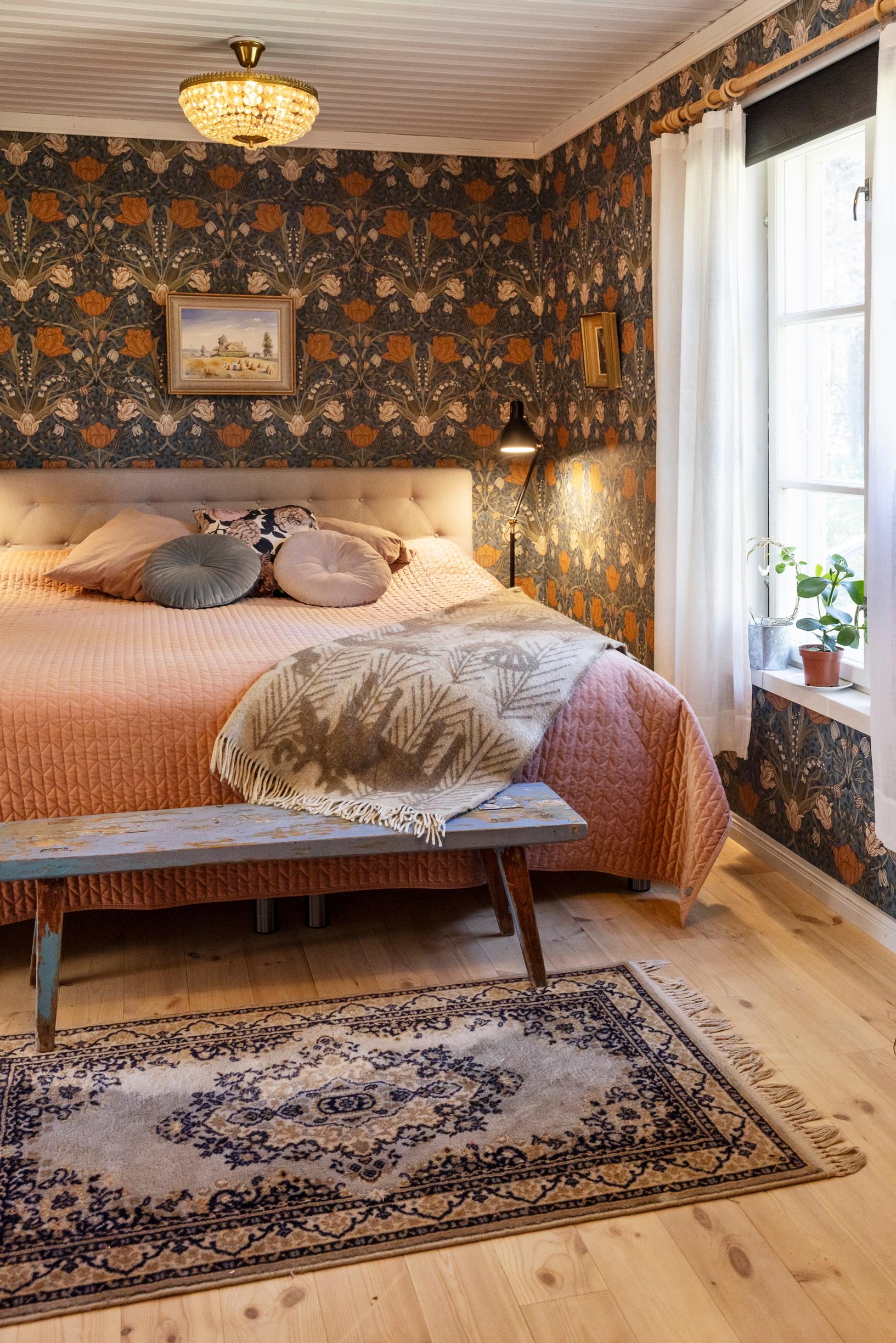 Inarin makuuhuoneen tapetti on Apelvikenin Midbeck Filippa. Maalauksessa on Inarin mummon kotitalo, josta tämä lähti aikanaan evakkoon.