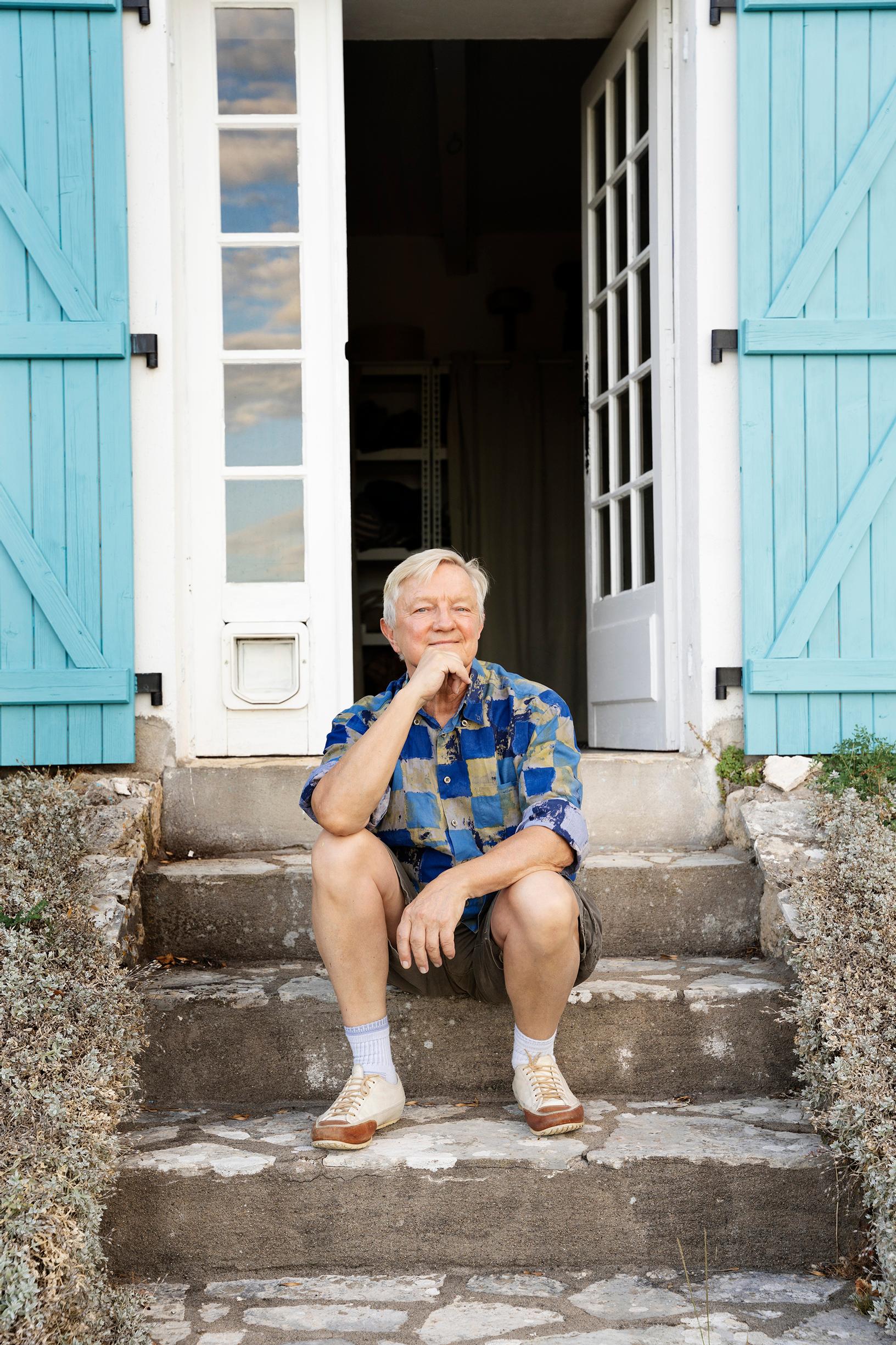 Hannu Väisänen kotipappilansa portailla Ranskassa