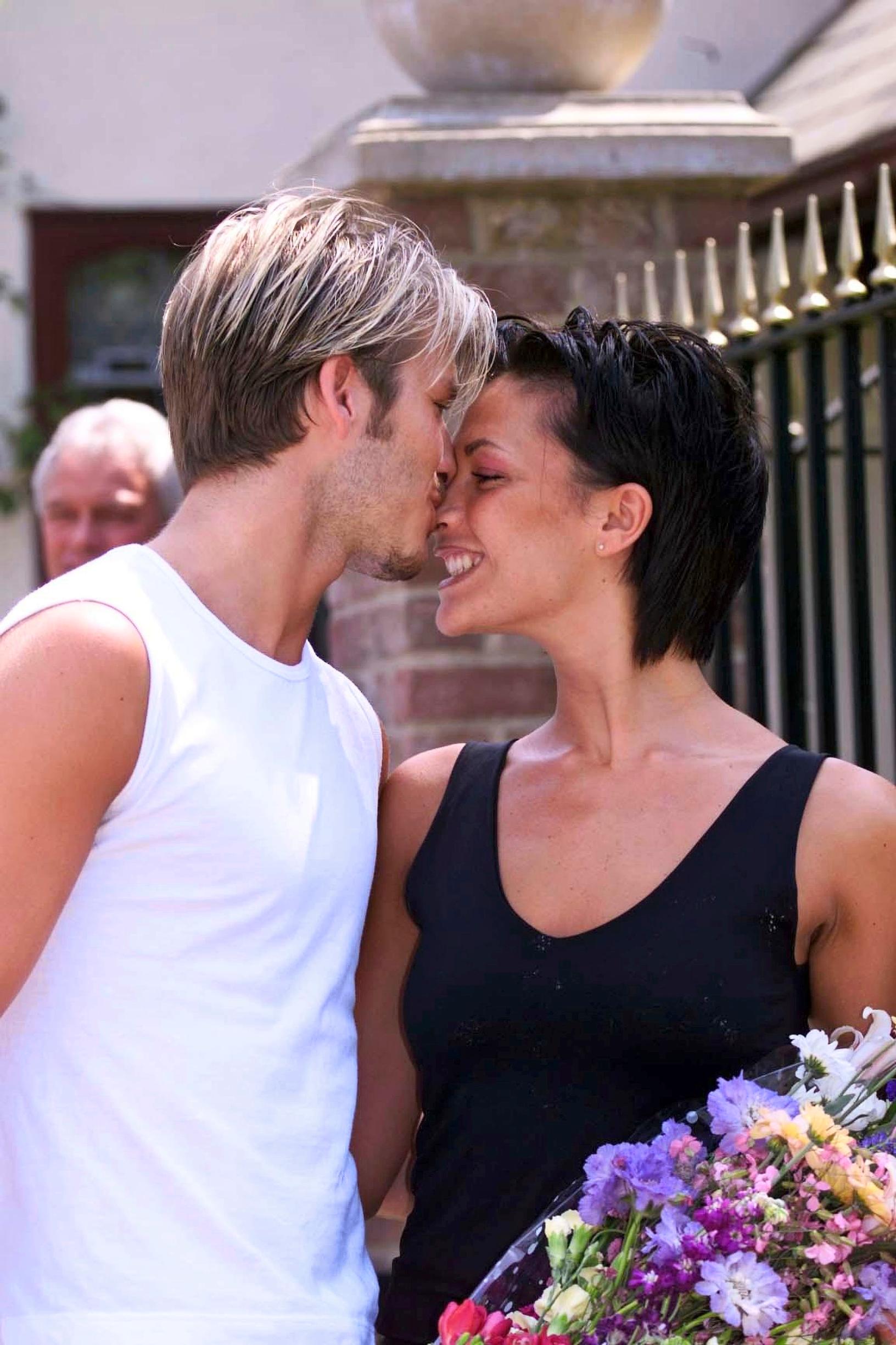 Tuleva aviopari herkisteli Irlannissa juuri ennen häitään heinäkuussa 1999. Brittiläinen OK!-lehti raportoi parin häistä yksinoikeudella.