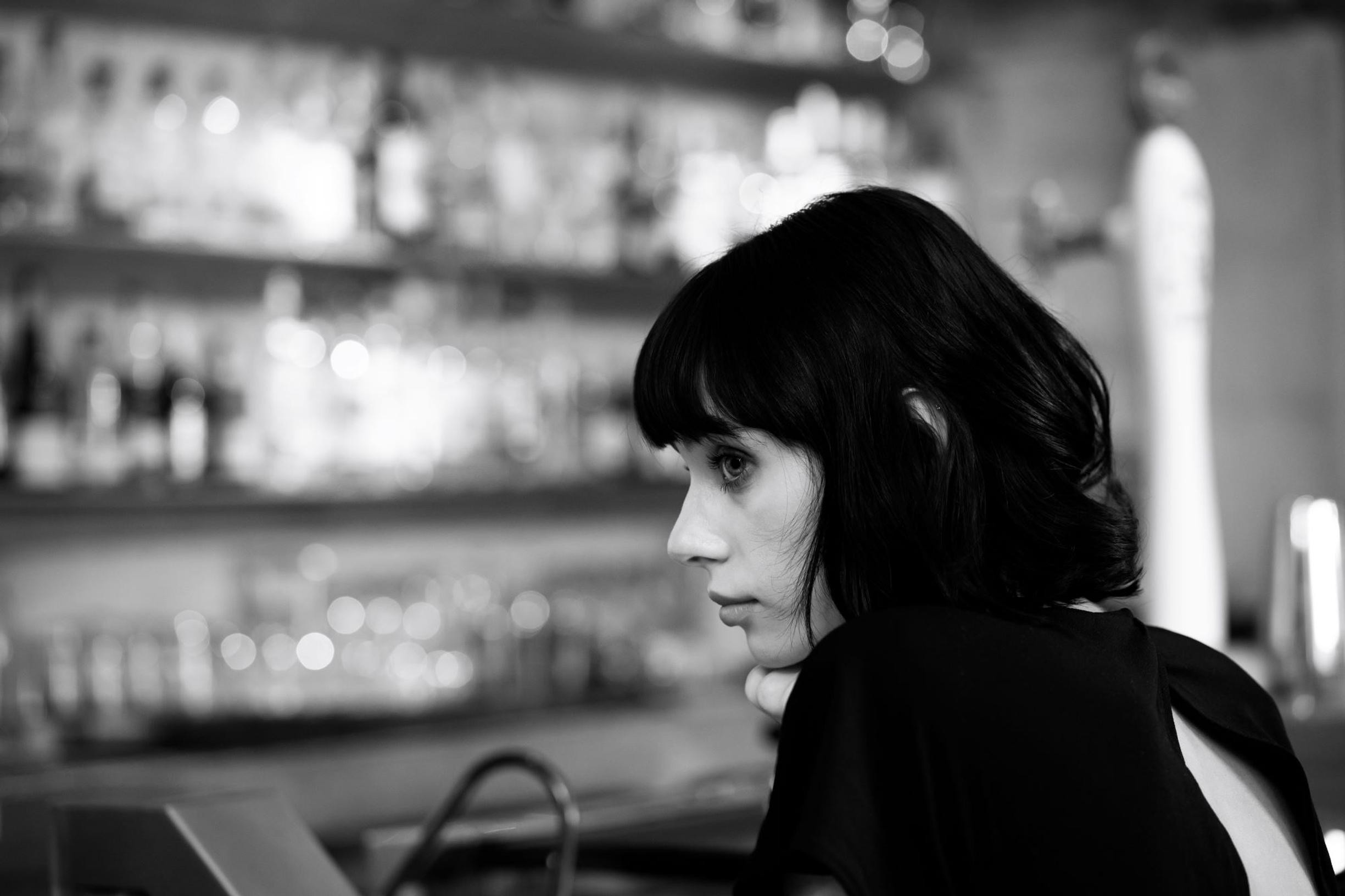 Tunnetko itsesi usein porukassa ulkopuoliseksi? Se voikin olla suojamekanismi eikä totta