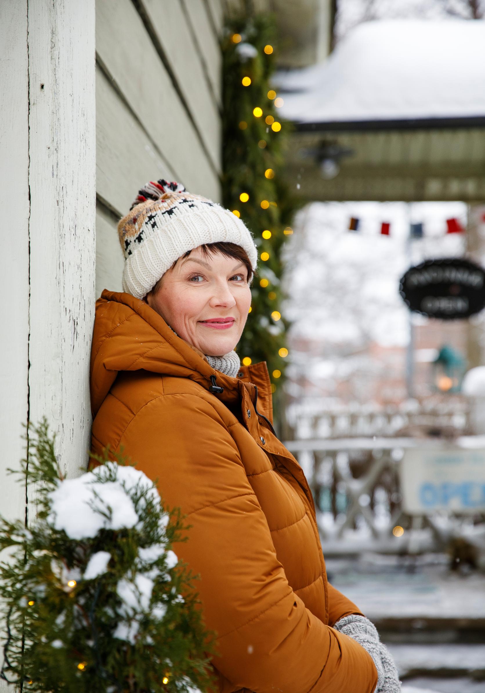 Toimittaja Salla Paajanen asuu Tampereella puolisonsa kanssa. Hänen vaihdevuosioireensa alkoivat vähän päälle nelikymppisenä eli reilusti ennen varsinaista menopaussia. Salla on käyttänyt estrogeenihoitoa kolmen vuoden ajan.