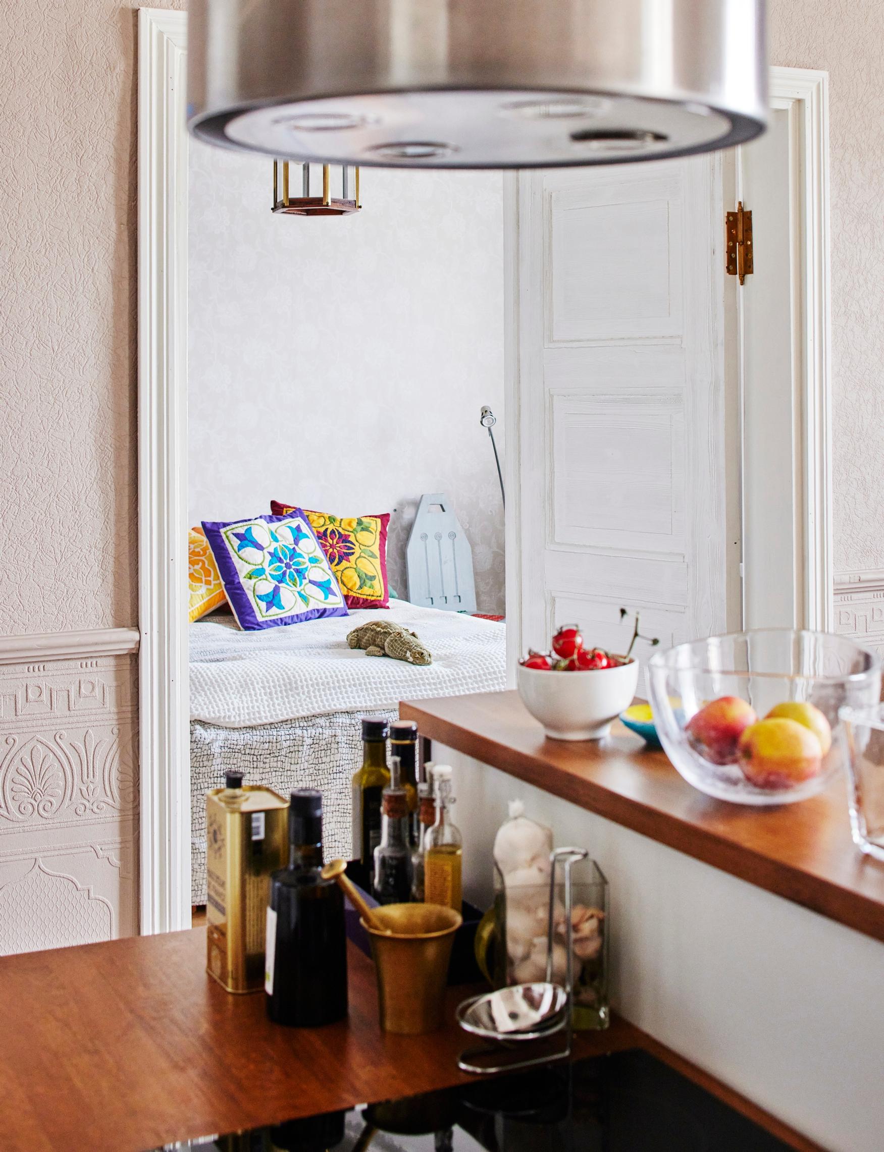 Keittiöstä on näkymä makuuhuoneeseen. Siellä on Sansibarista tuotuja naisosuuskunnan koristelemia tyynyjä. Yöpöytänä vuoteen molemmin puolin ovat Louis Sparren suunnittelemat jugend-tuolit. Niitä on myös muissa huoneissa.