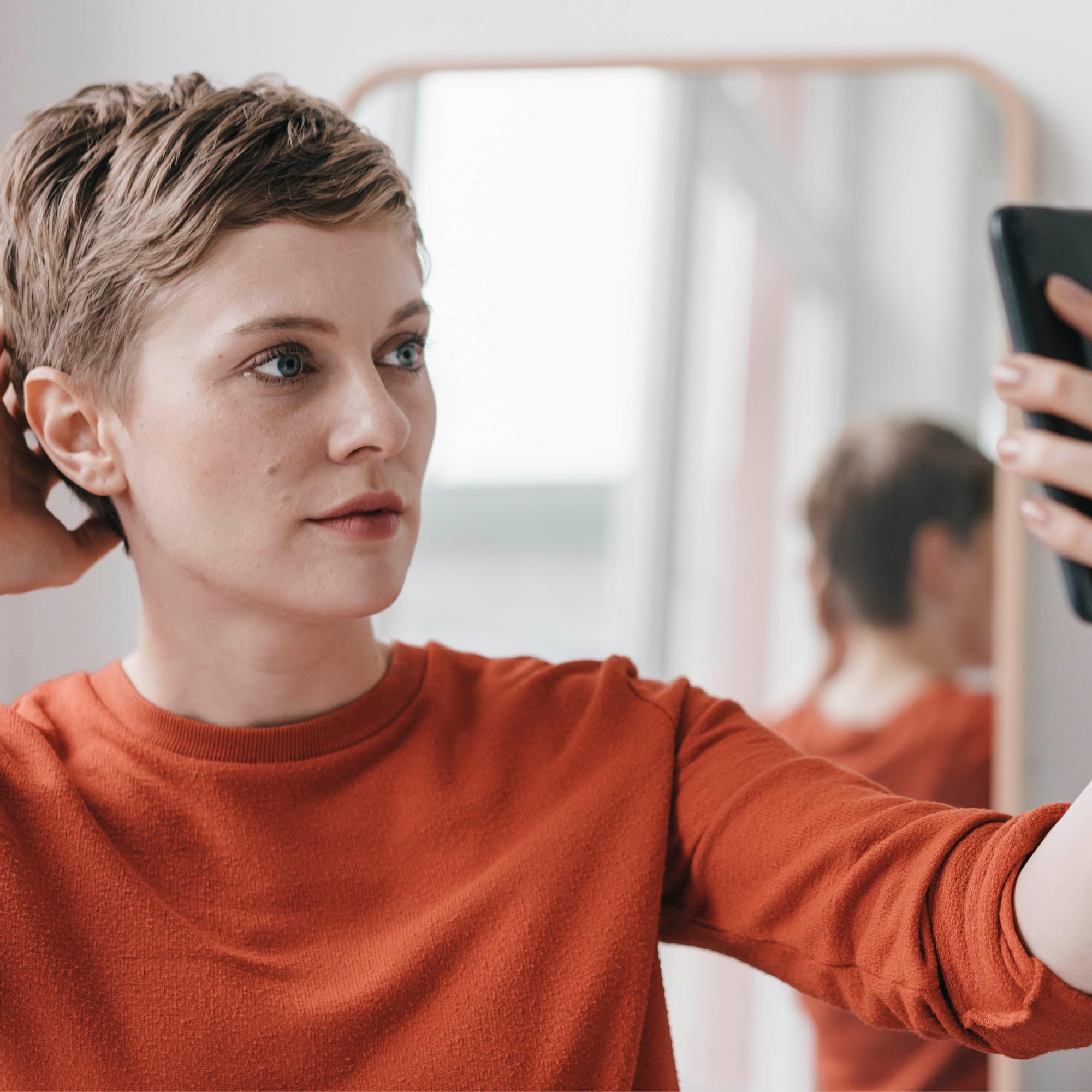 Harvenevatko hiuksesi? Ihotautilääkäri kertoo, mikä voi auttaa – yksi tehokas keino löytyy apteekista ilman reseptiä