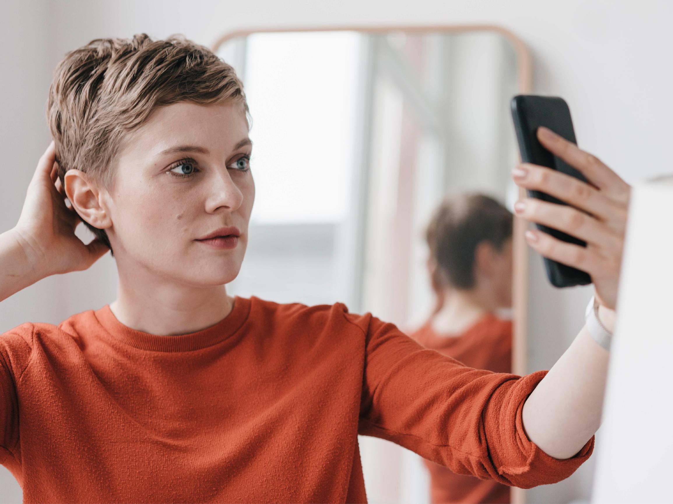 Harvenevatko hiuksesi? Ihotautilääkäri kertoo, mikä voi auttaa – yksi tehokas keino löytyy apteekista ilman reseptiä