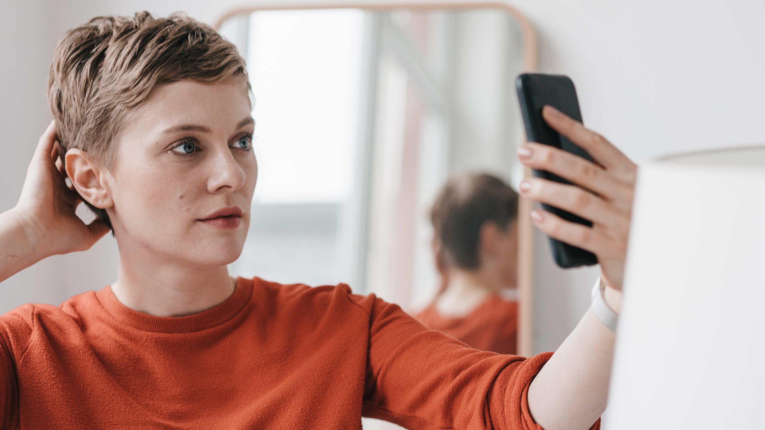 Harvenevatko hiuksesi? Ihotautilääkäri kertoo, mikä voi auttaa – yksi tehokas keino löytyy apteekista ilman reseptiä