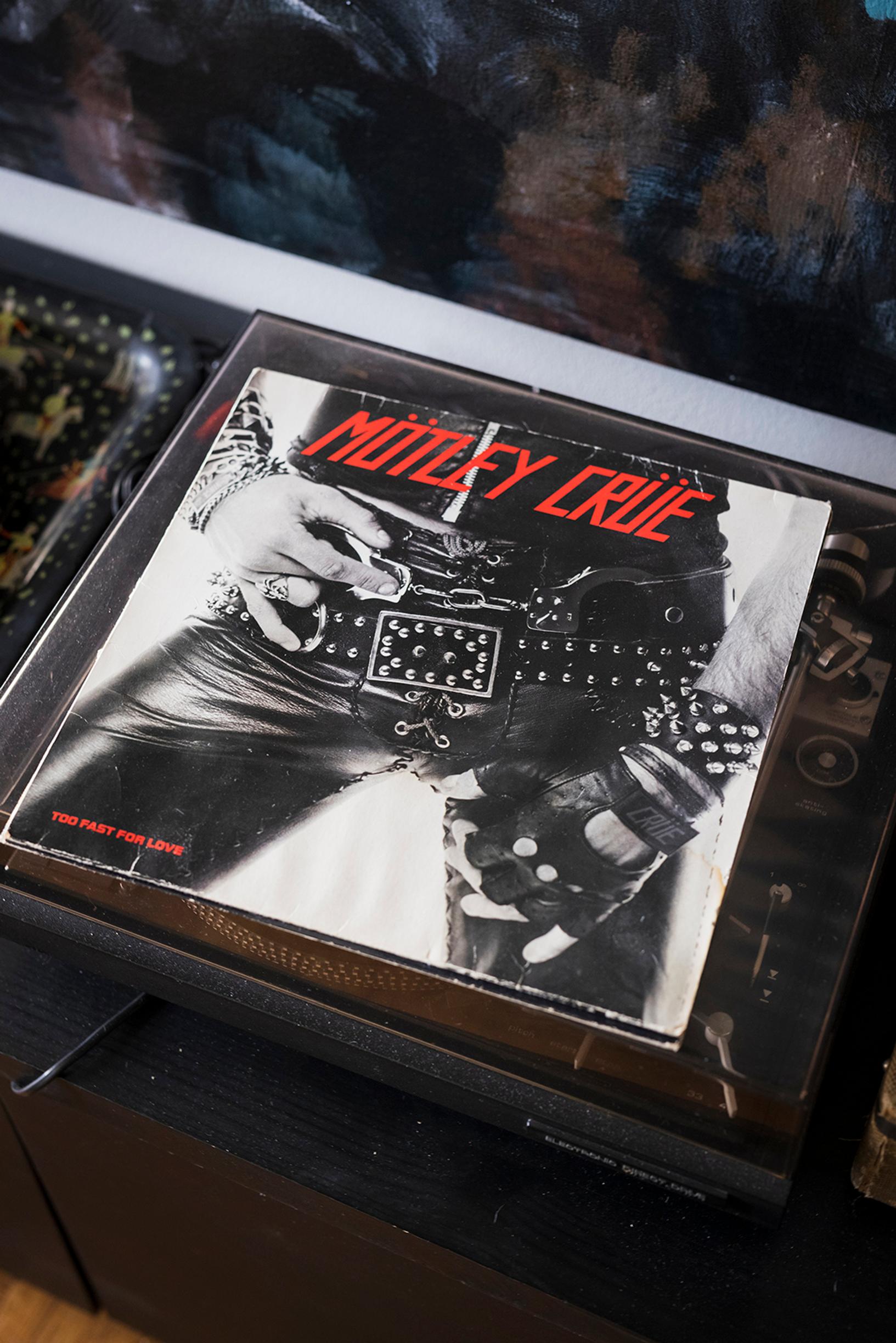 Pariskunnalla on yhä tallella nuoruudenlevyjään. ”Vinyyleihin liittyy nostalgista tunnearvoa, mutta ne ovat myös esineinä kauniita”, Anna sanoo.