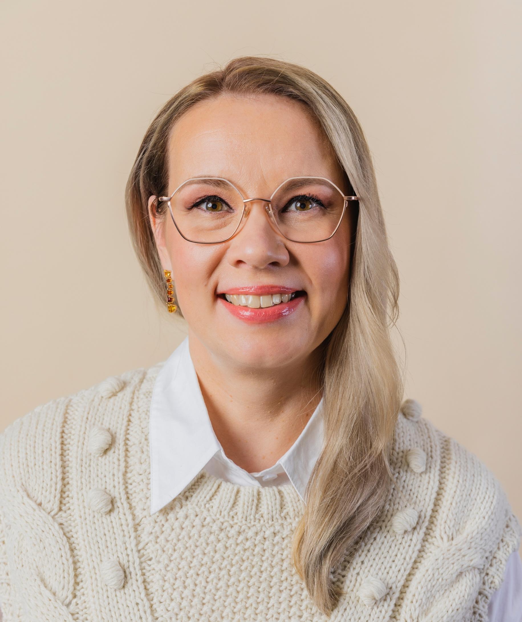 Haluatko vaalean tukan, mutta ilman kellertävyyttä? Mervi sai hiusmuutoksessa pastellisen värin, joka ei kellastu – katso kampaajan 5 vinkkiä